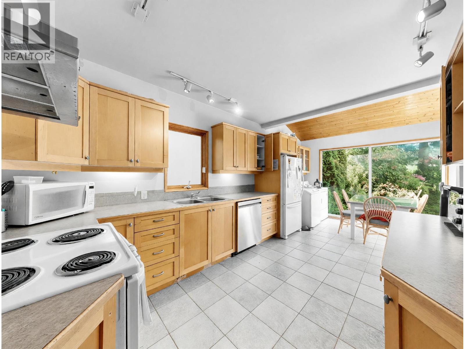 4058 W 17th Avenue Property Photo 4