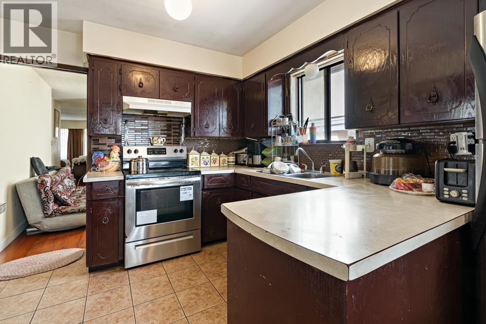 328 E 49th Avenue Property Photo 8