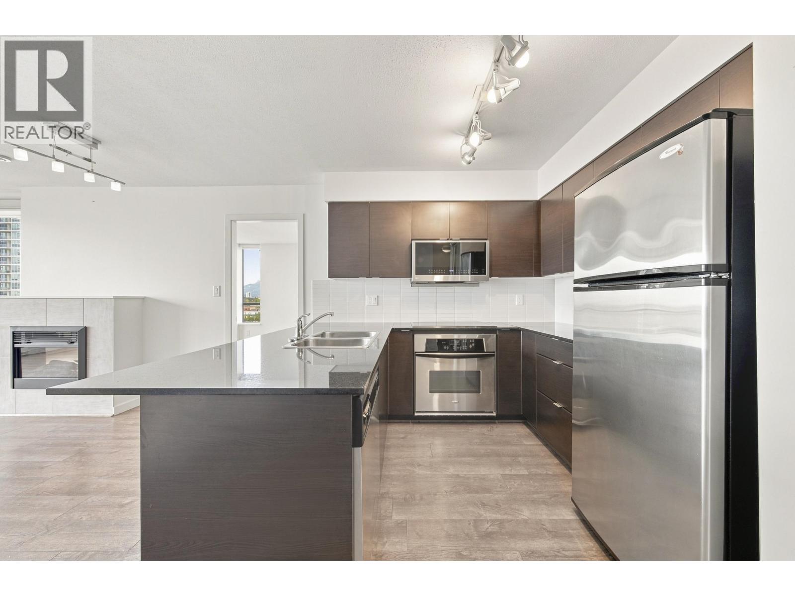 1806 4182 Dawson Street Photo de la propriété 1