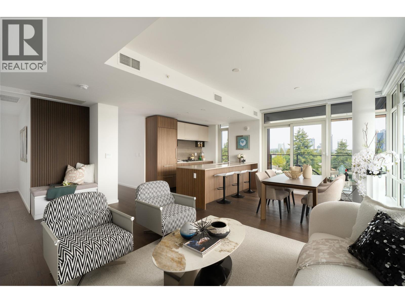 201 8486 Oak Street Property Photo 3