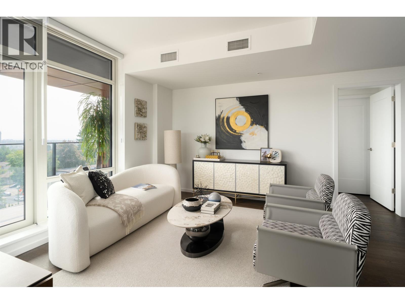 201 8486 Oak Street Property Photo 4
