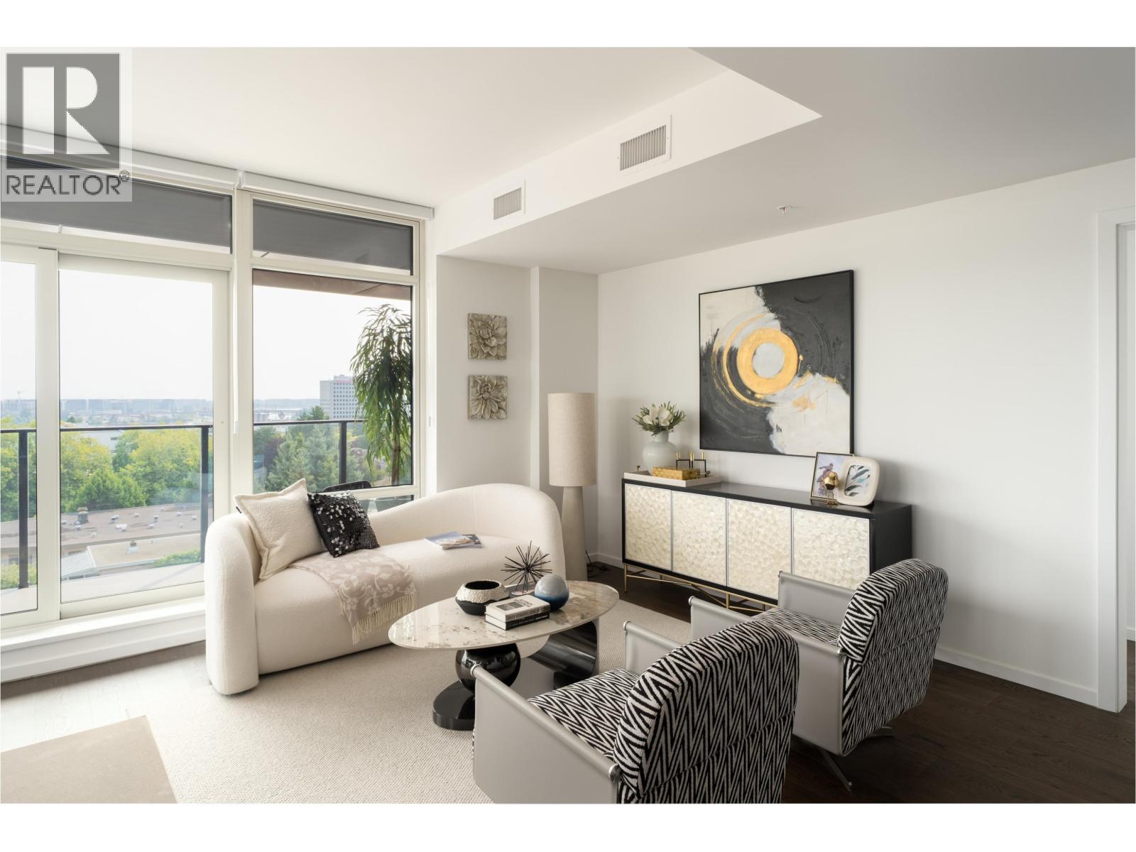 201 8486 Oak Street Property Photo 5