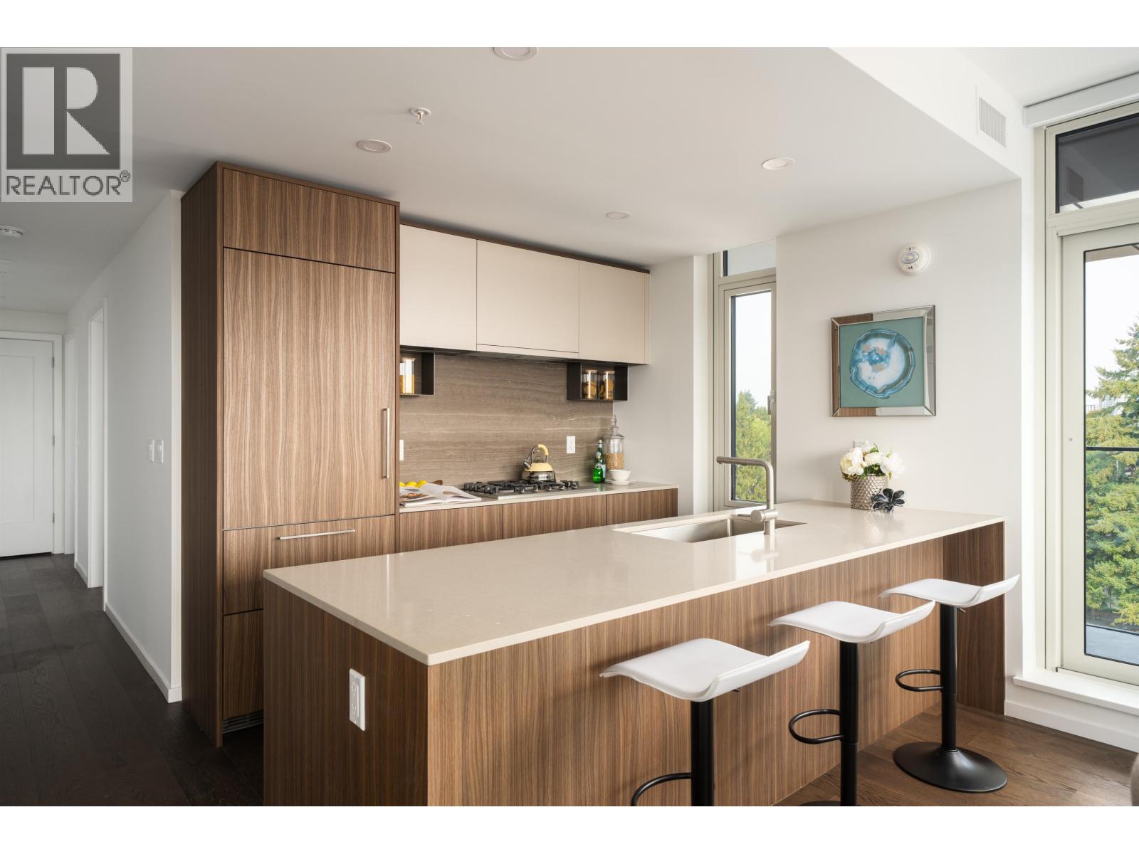 201 8486 Oak Street Property Photo 6