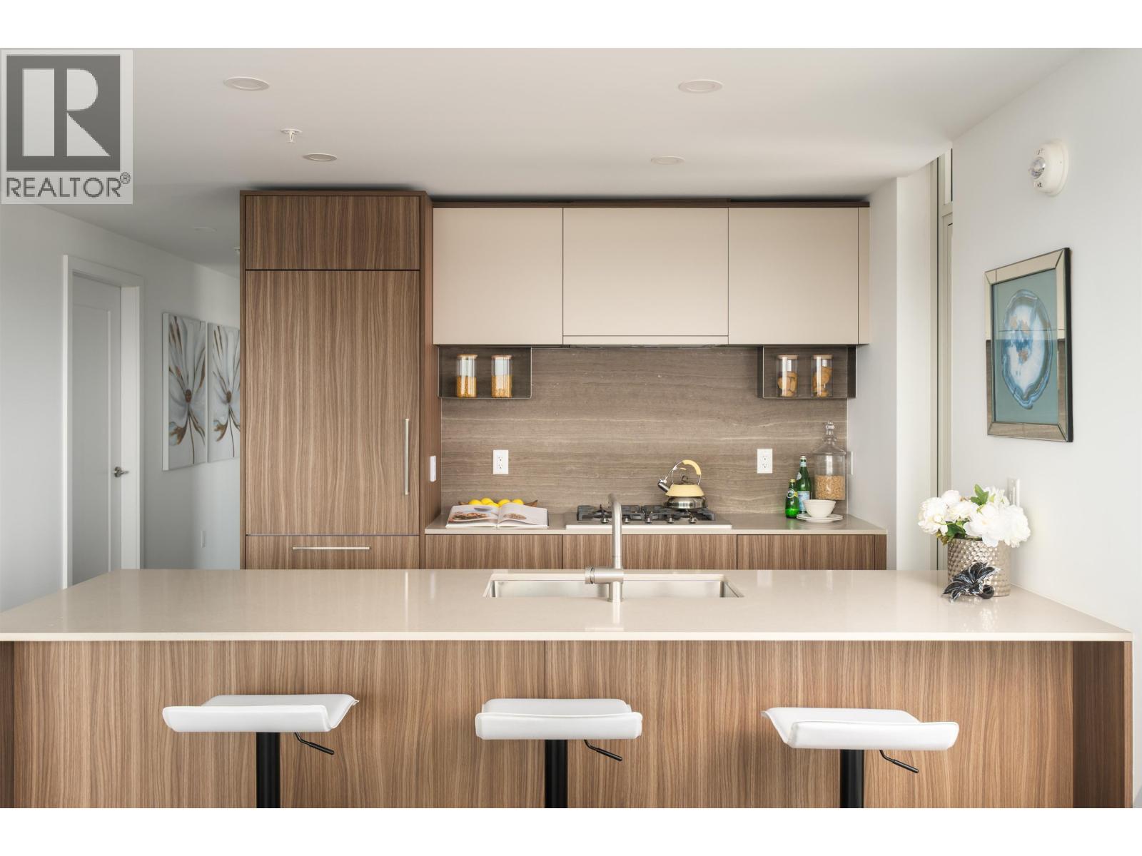 201 8486 Oak Street Property Photo 7