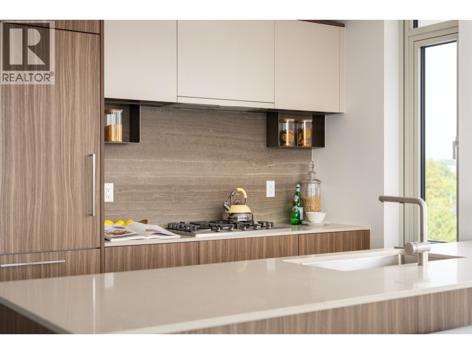 201 8486 Oak Street Property Photo 8