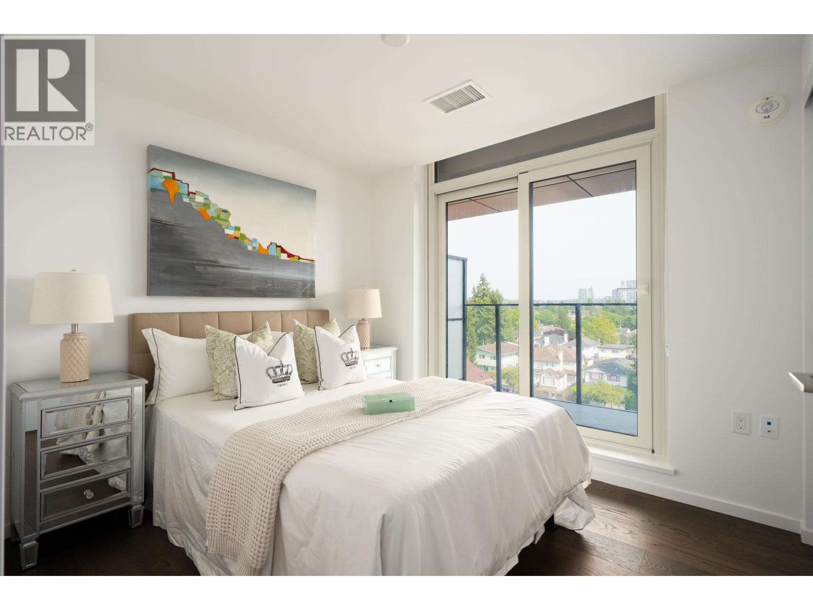 201 8486 Oak Street Property Photo 10