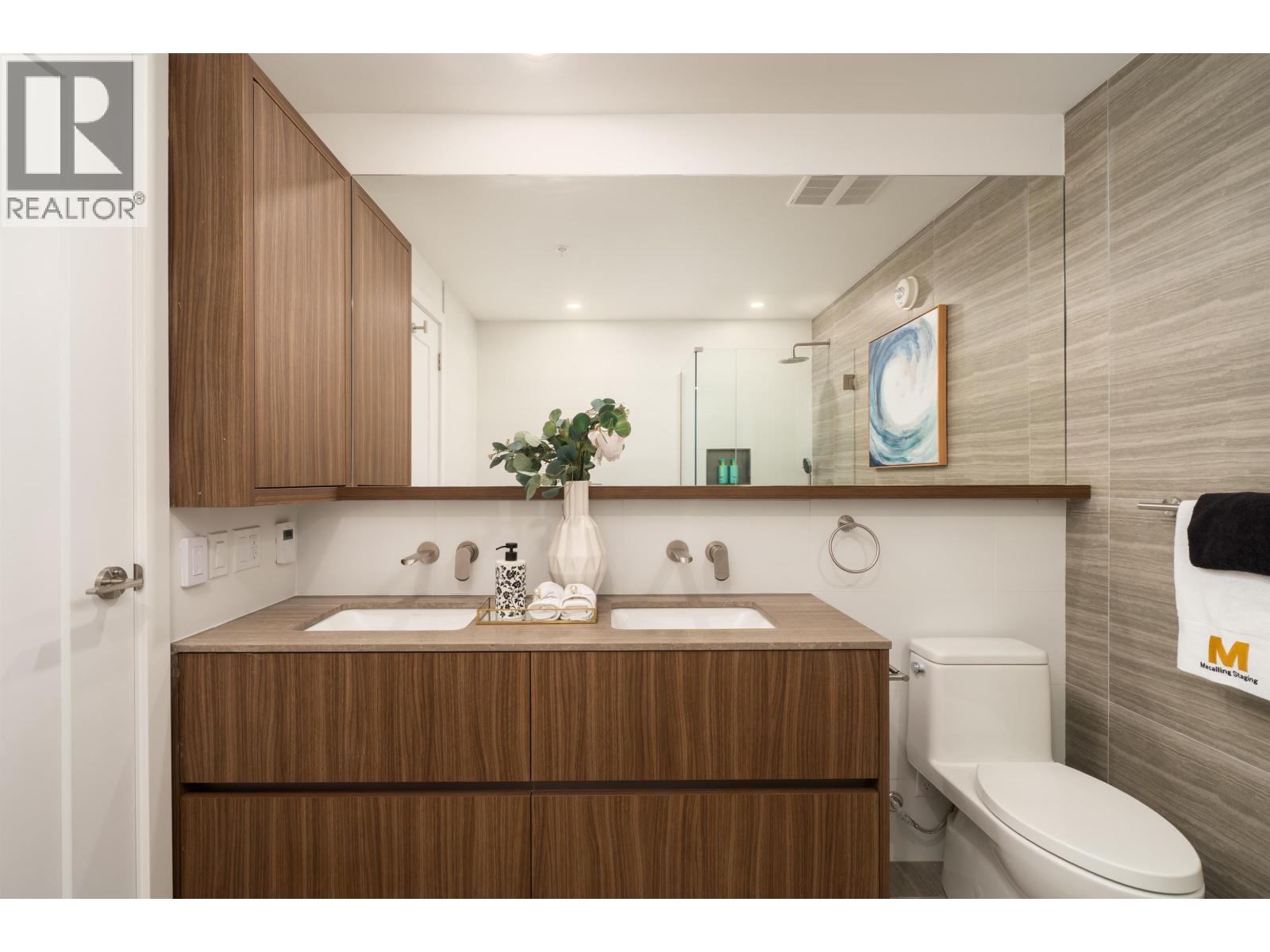 201 8486 Oak Street Property Photo 12