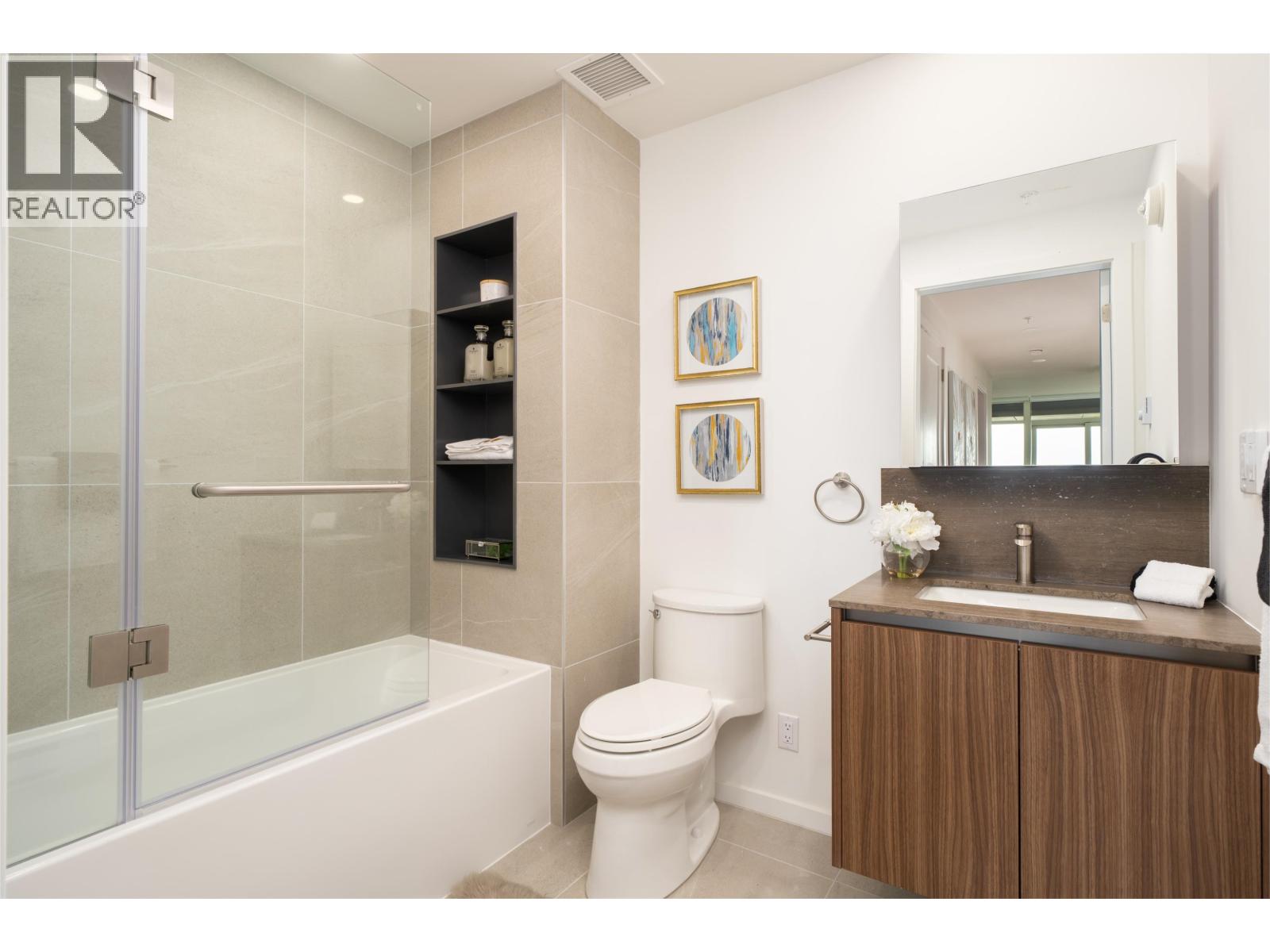 201 8486 Oak Street Property Photo 15