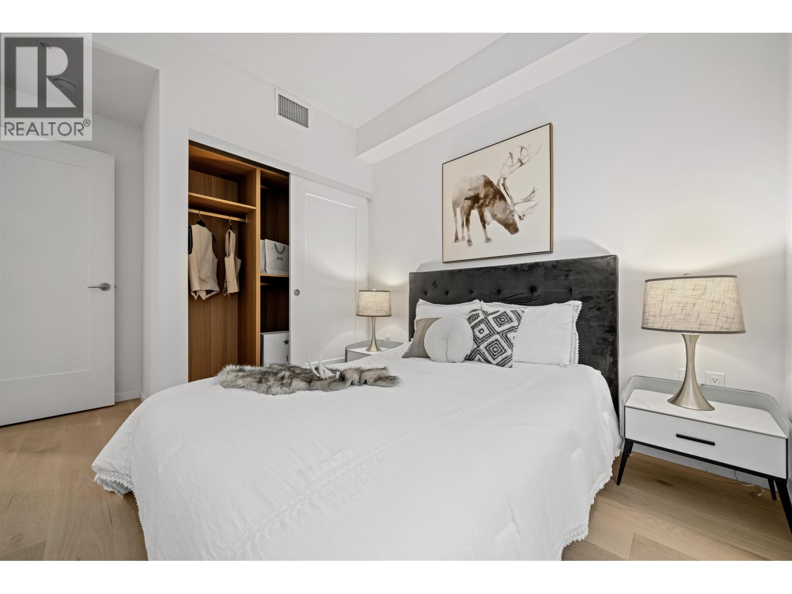 201 8486 Oak Street Property Photo 16
