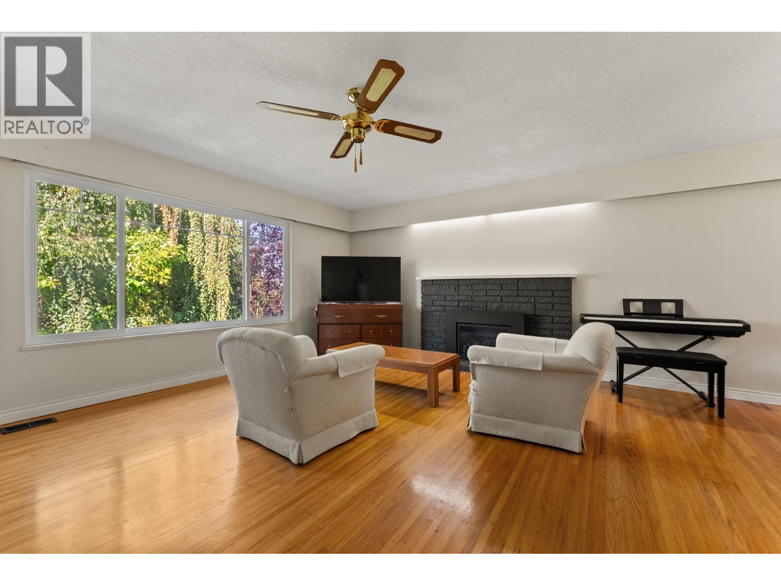4924 45 Avenue Property Photo 2