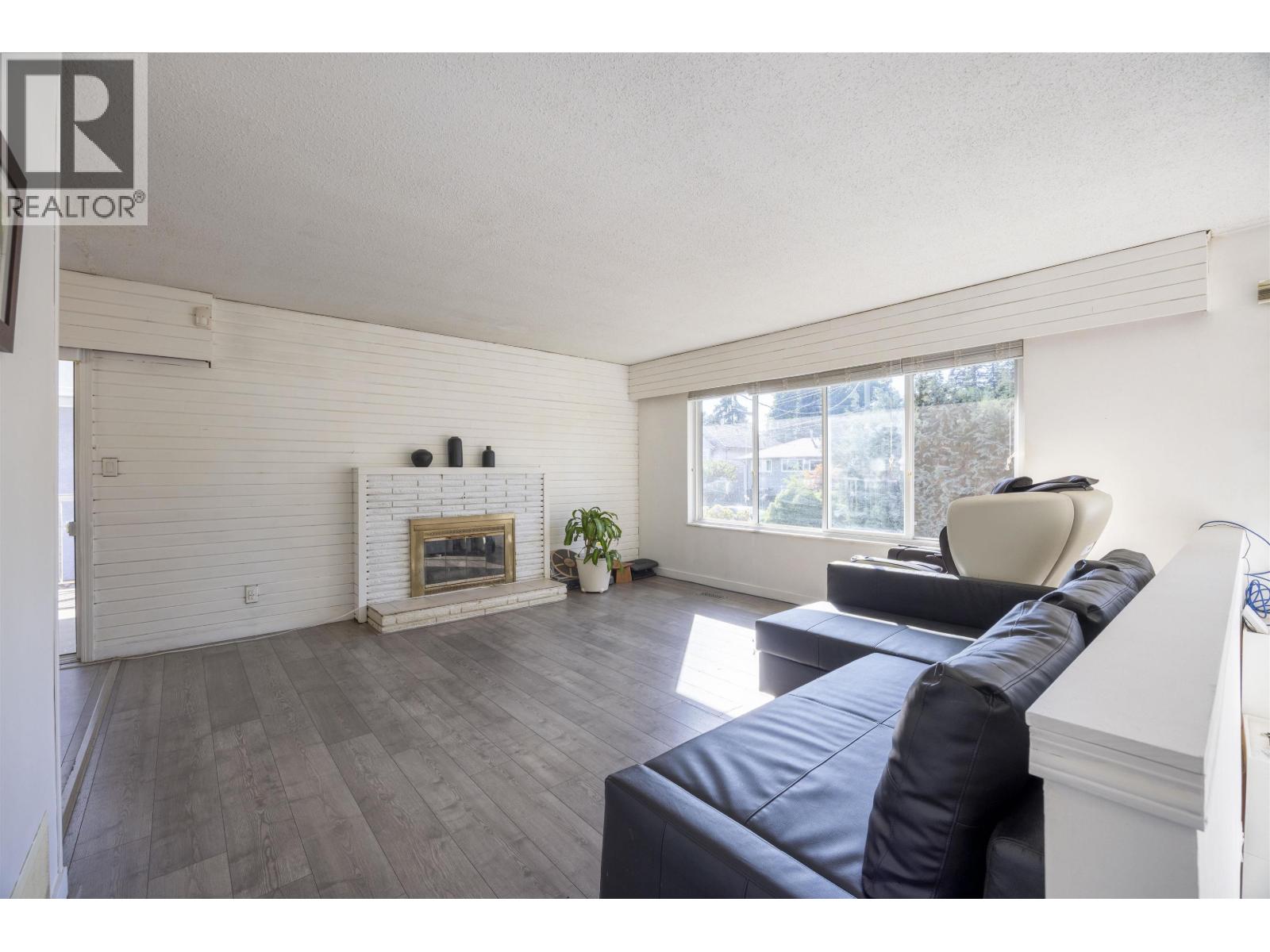 3648 Vincent Street Property Photo 4