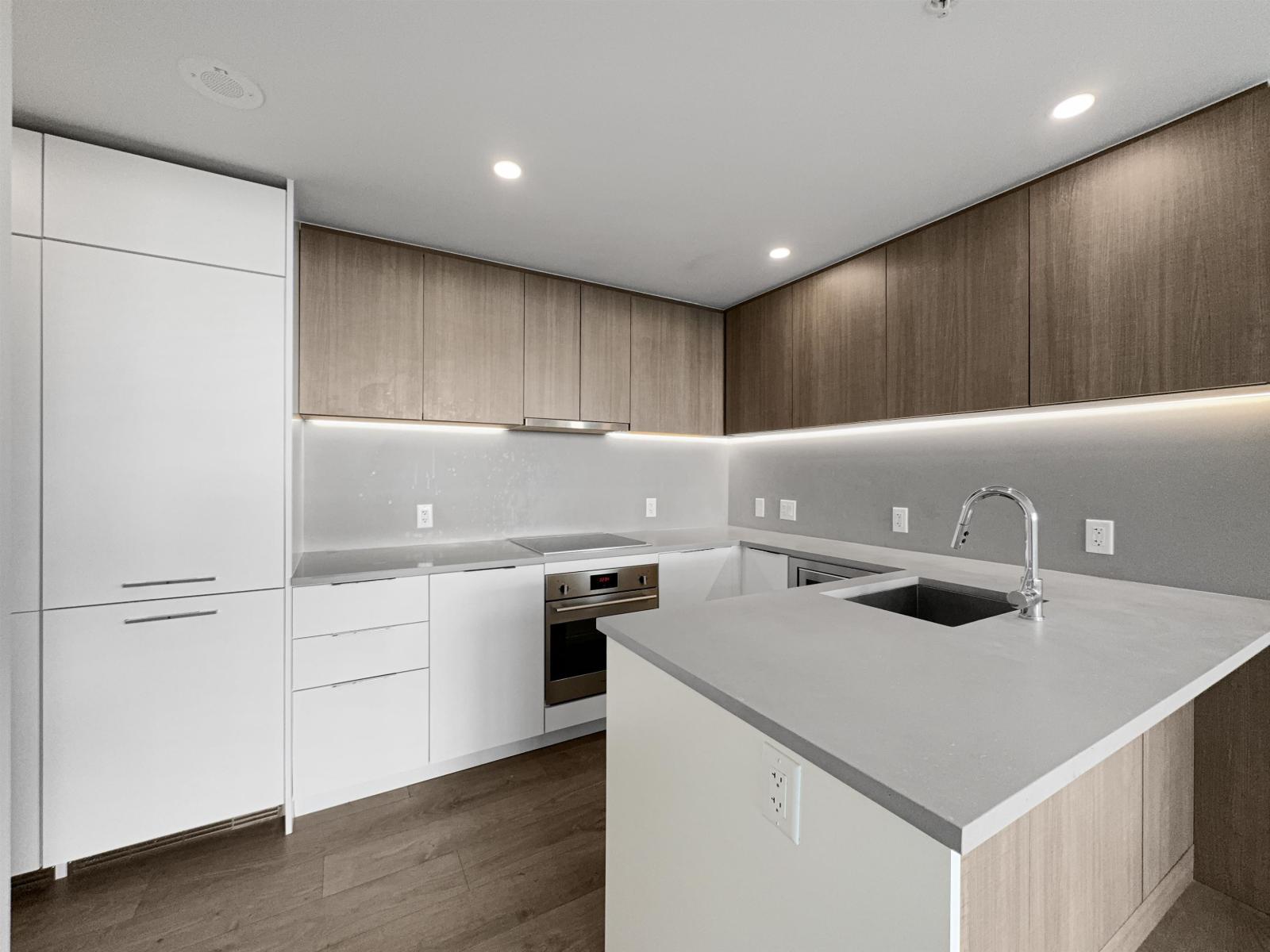 24xx 10480 104 AVENUE Property Photo 1