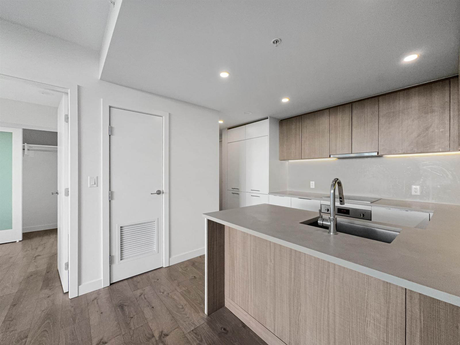 24xx 10480 104 Avenue Property Photo 2