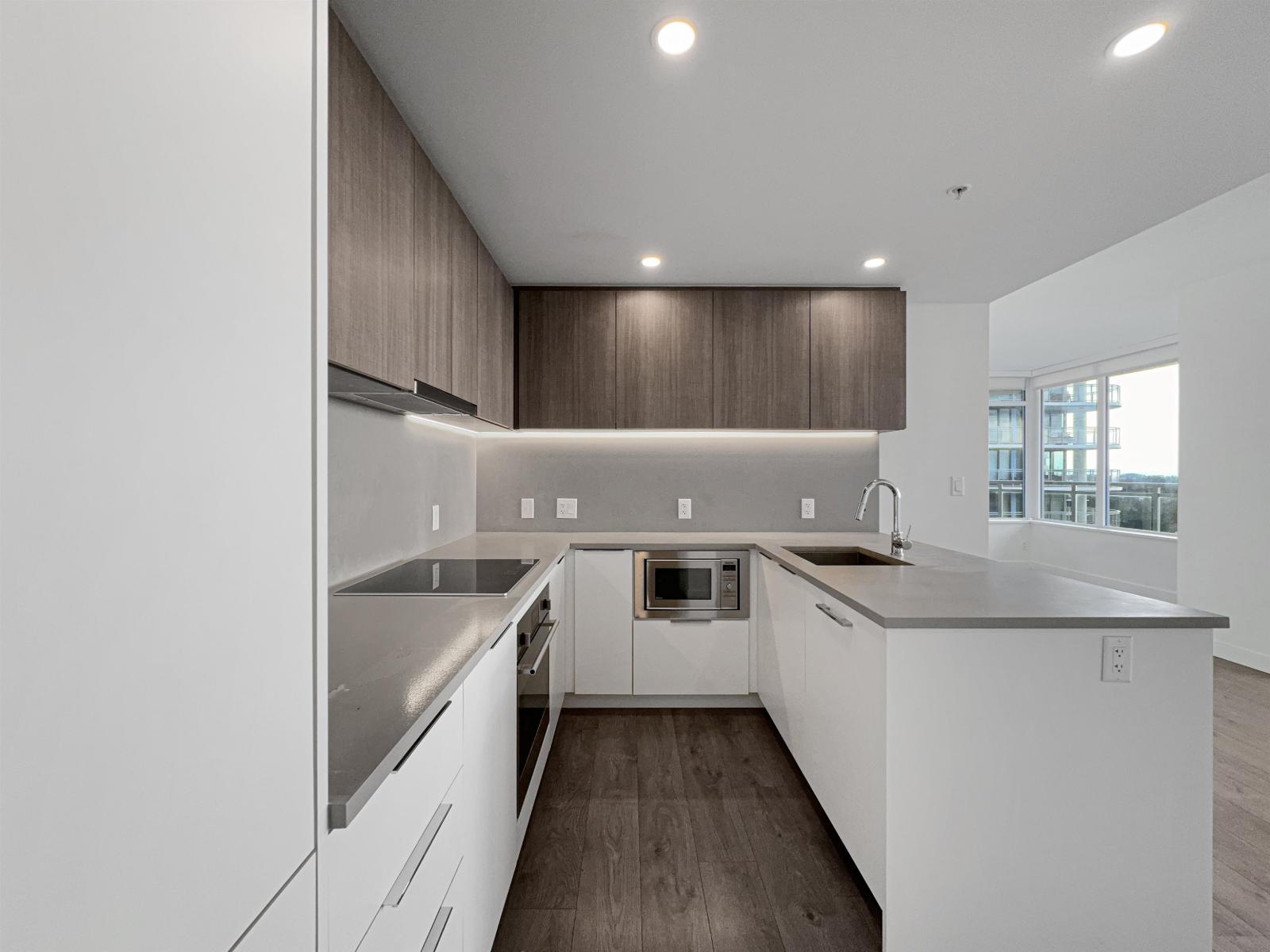 24xx 10480 104 Avenue Property Photo 3