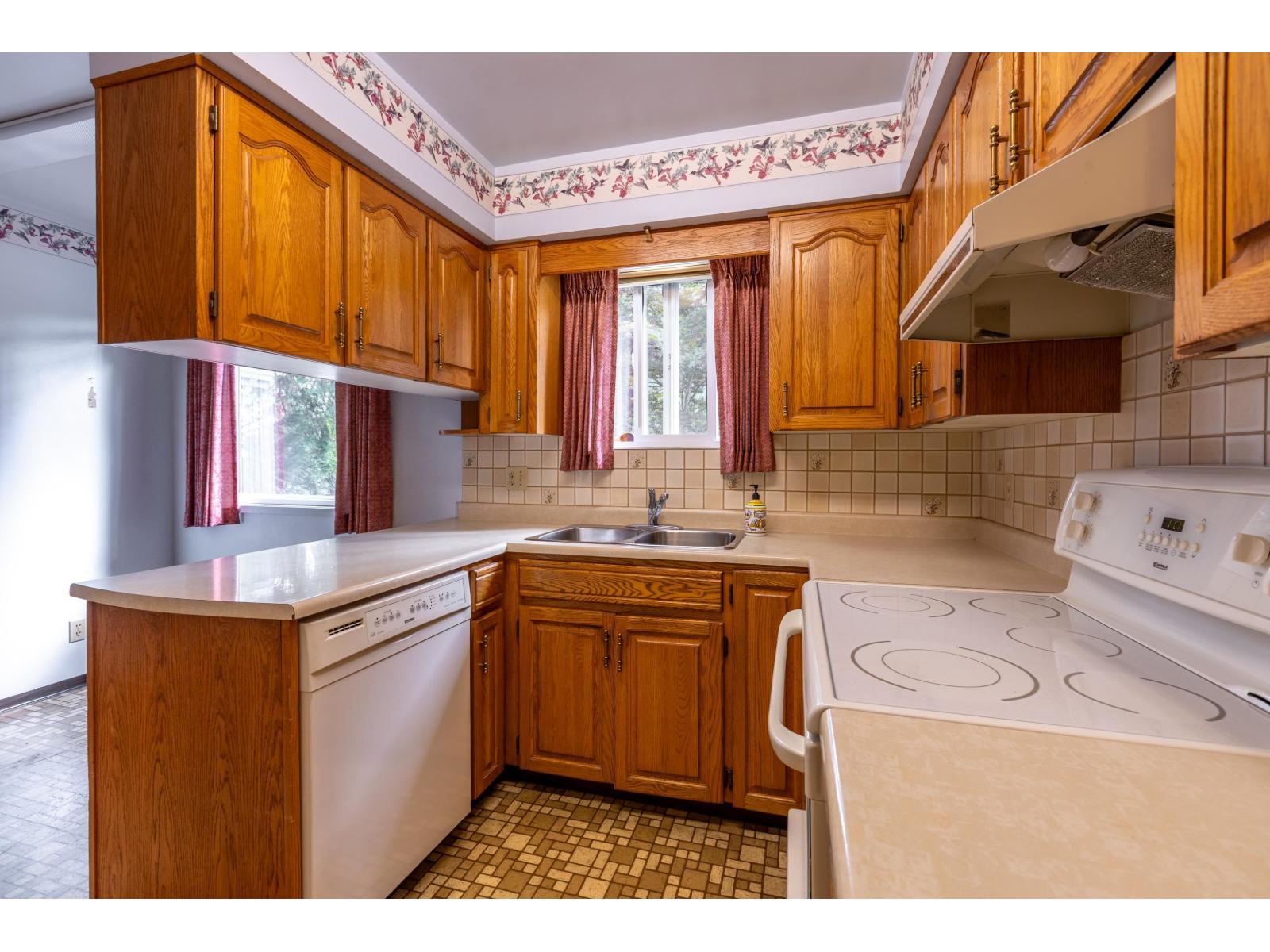 2745 Ash Street Property Photo 10