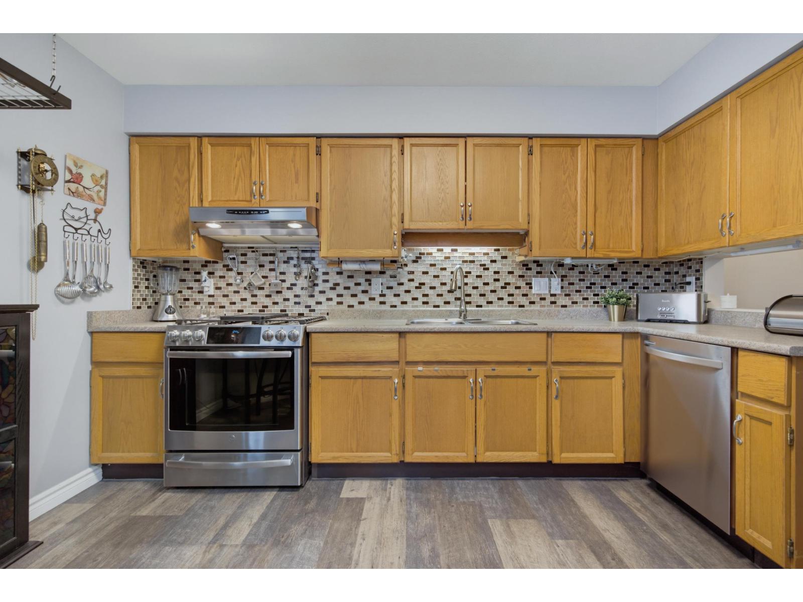 11 5365 205 Street Property Photo 17