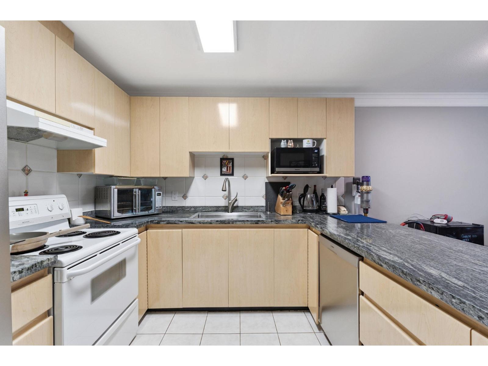 211 8115 121a Street Property Photo 7