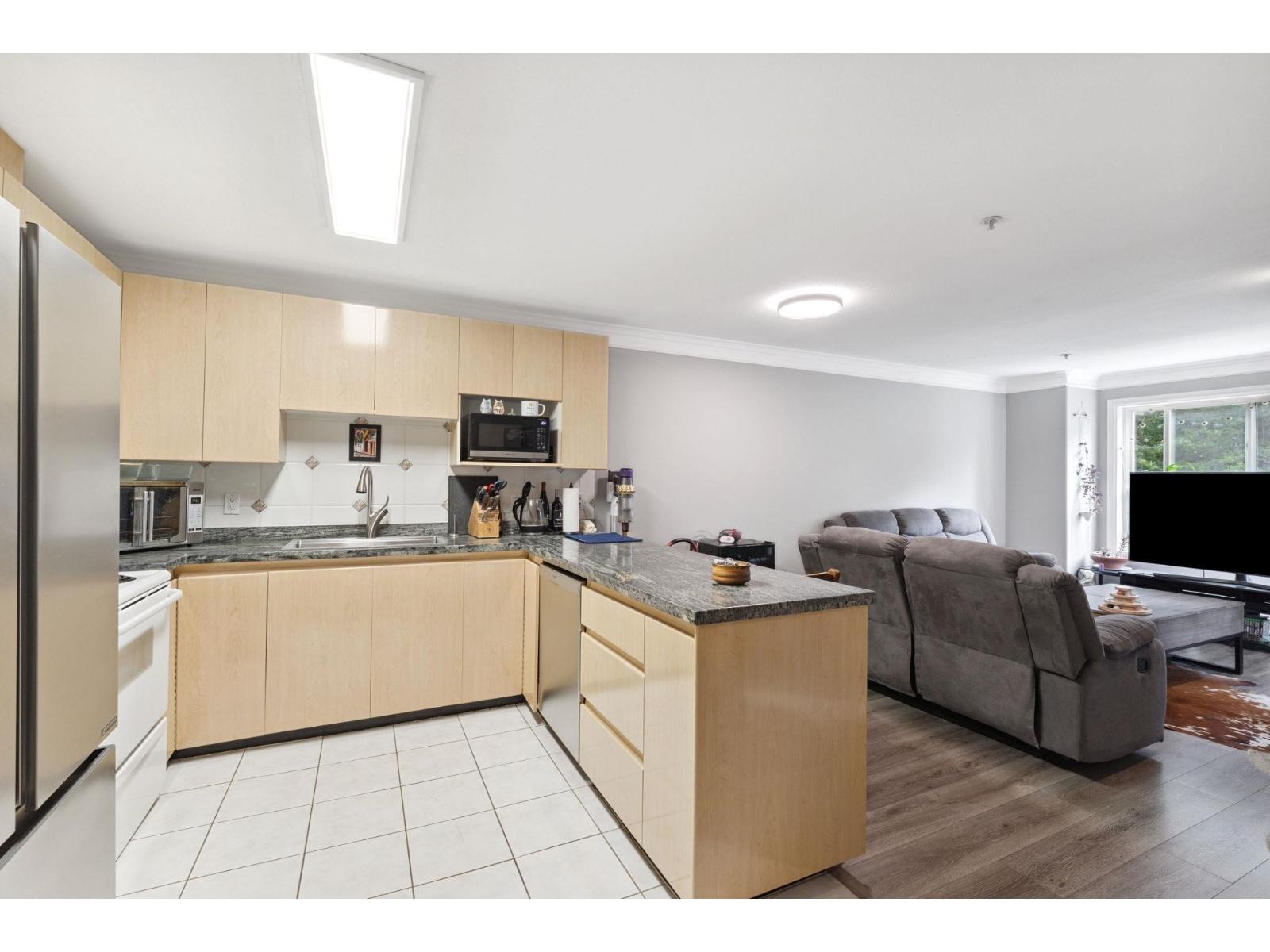 211 8115 121a Street Property Photo 8