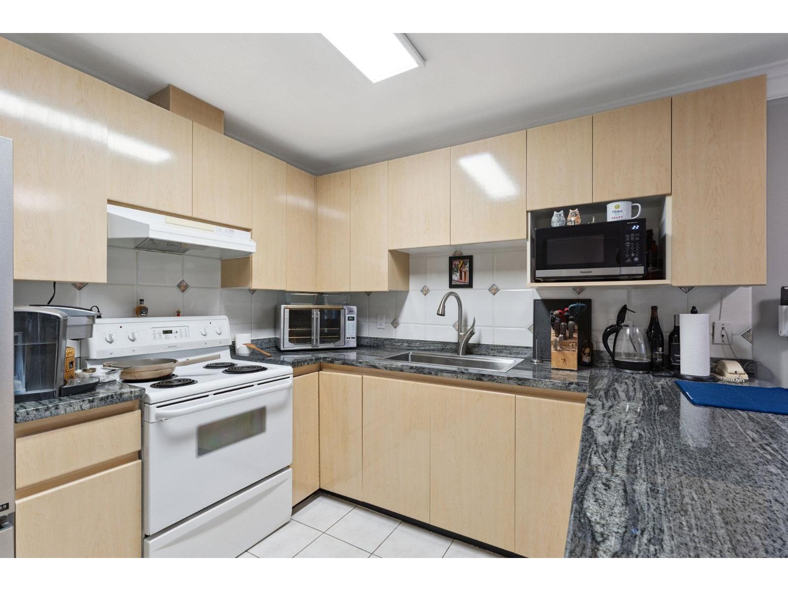 211 8115 121a Street Property Photo 9