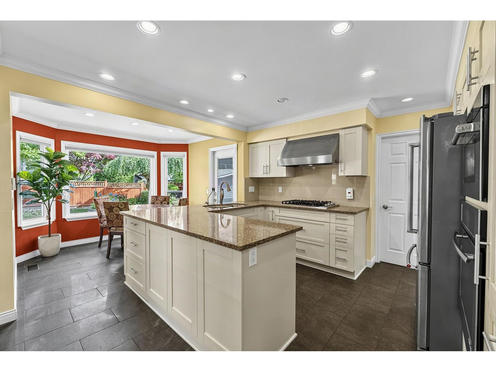 2092 148 Street Property Photo 5