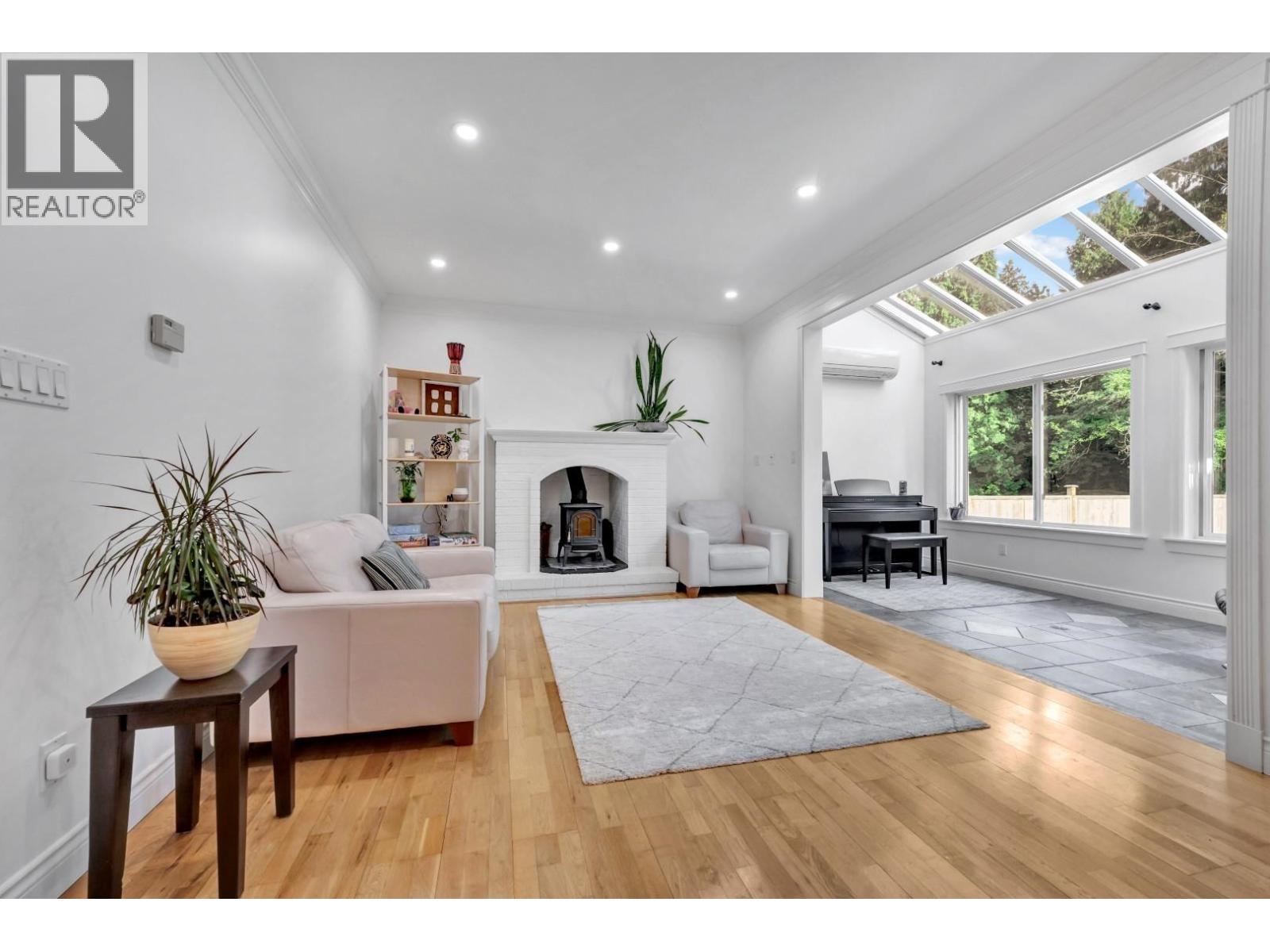 425 Tempe Crescent Property Photo 1