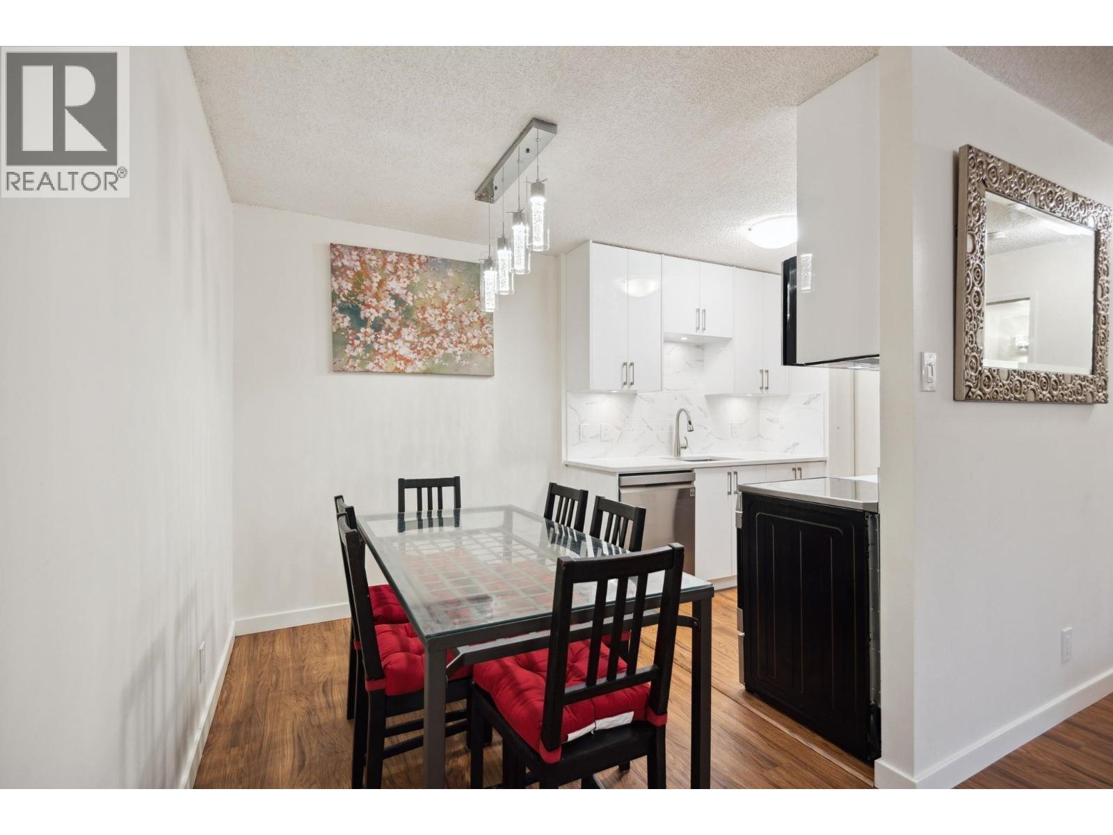 519 2012 Fullerton Avenue Property Photo 4