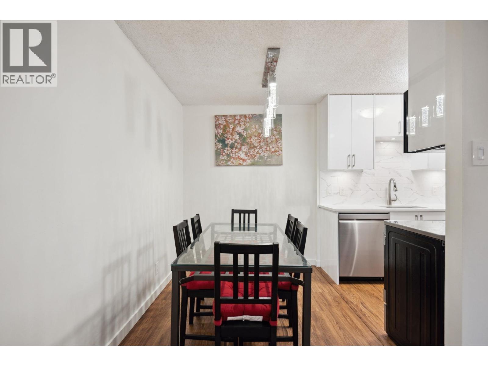 519 2012 Fullerton Avenue Property Photo 5