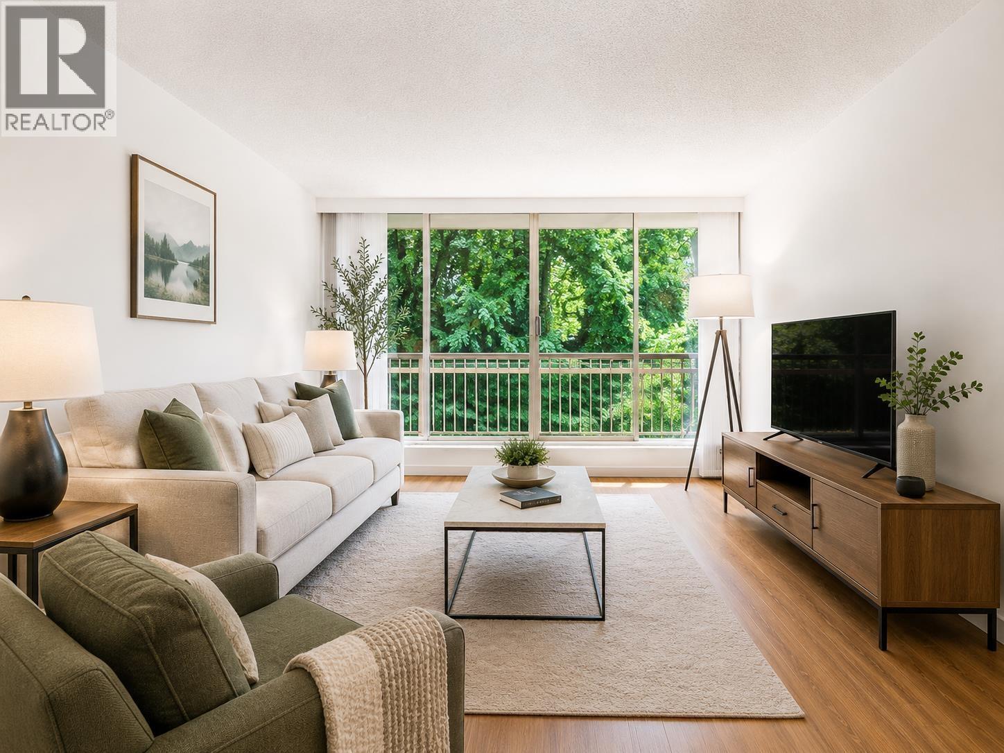 519 2012 Fullerton Avenue Property Photo 6
