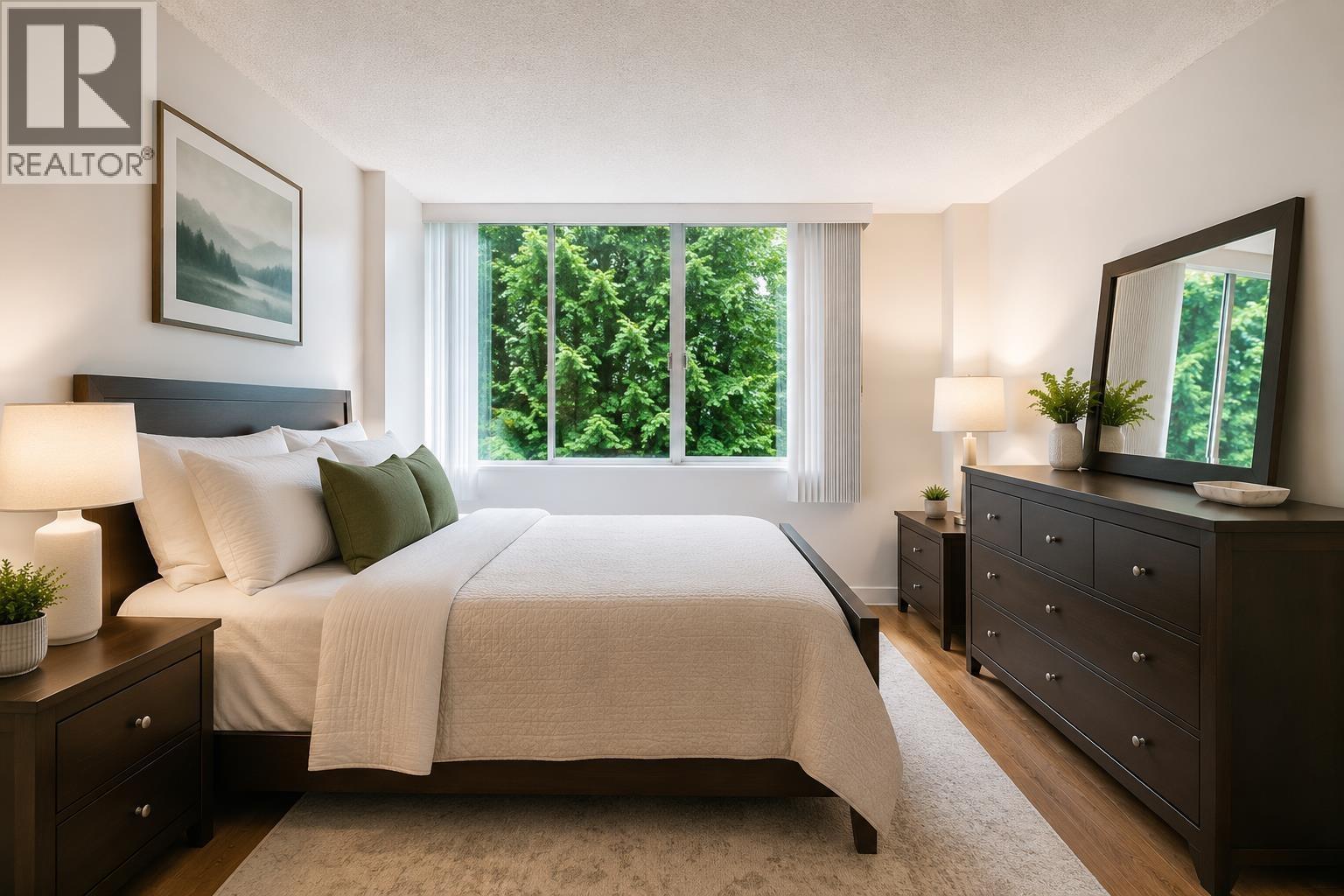 519 2012 Fullerton Avenue Property Photo 7