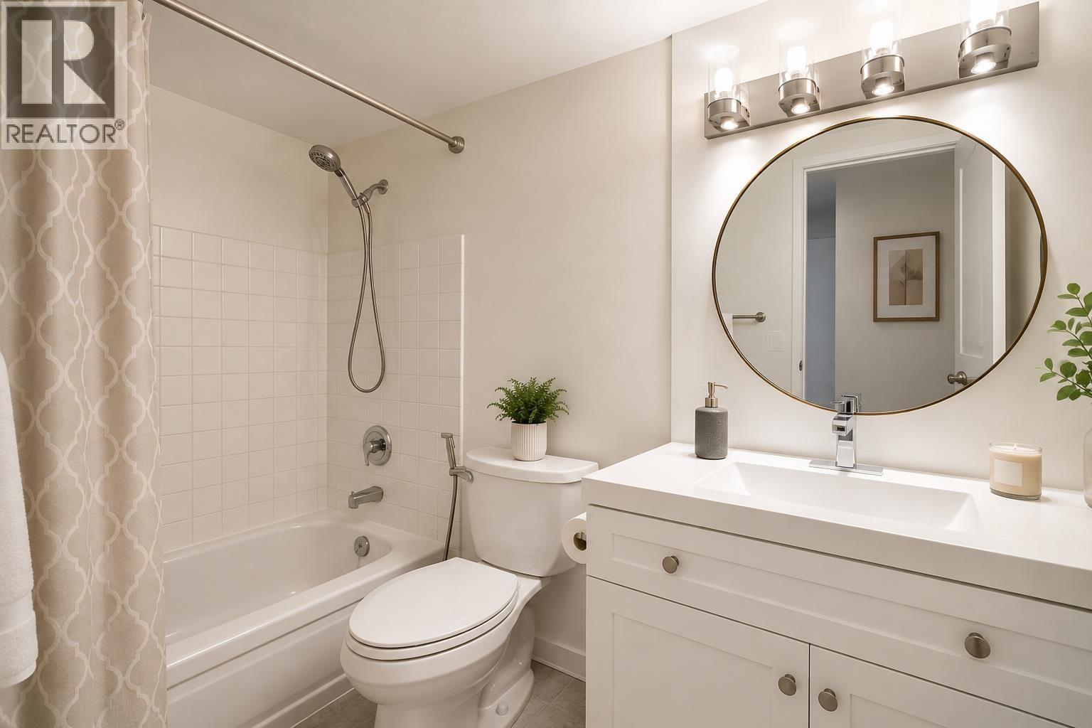 519 2012 Fullerton Avenue Property Photo 8