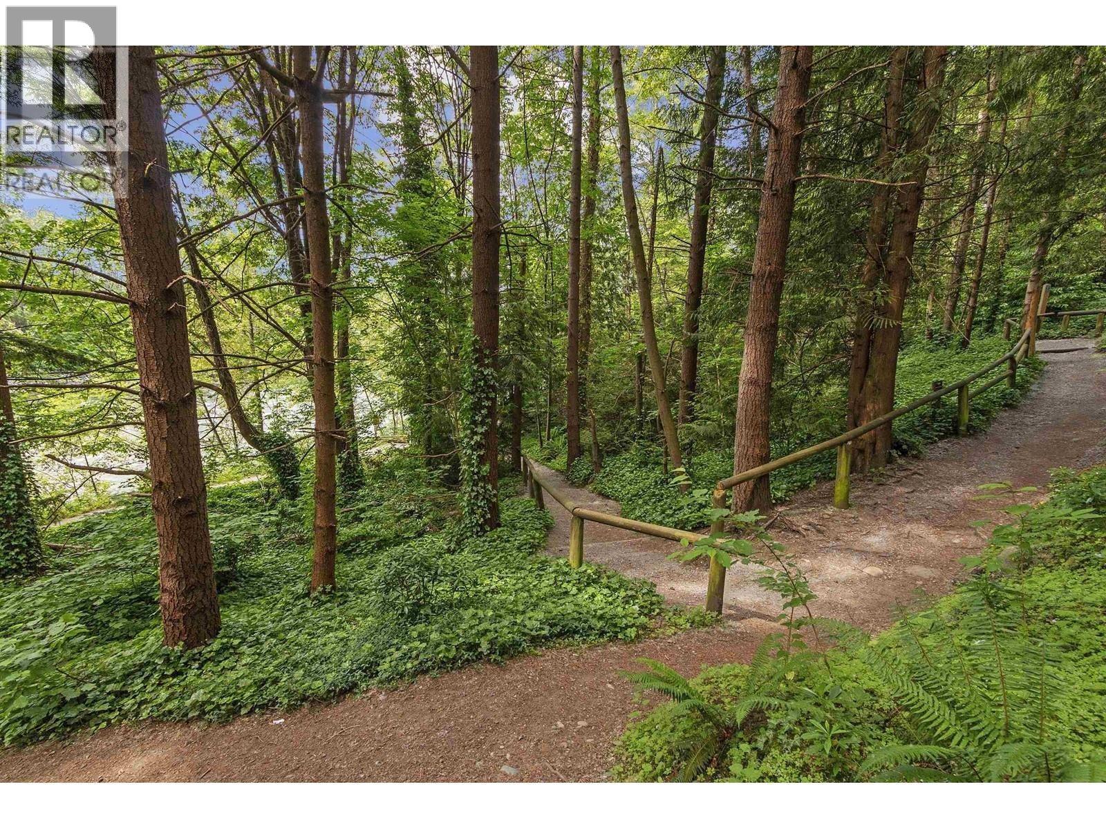 519 2012 Fullerton Avenue Property Photo 29