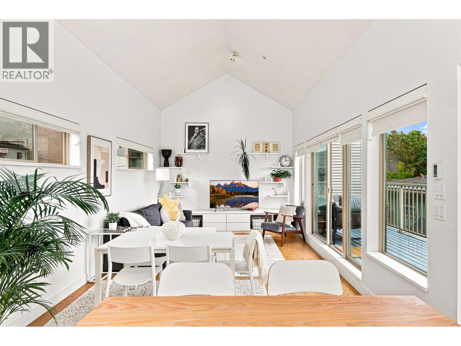 19 3737 Pender Street Property Photo 4