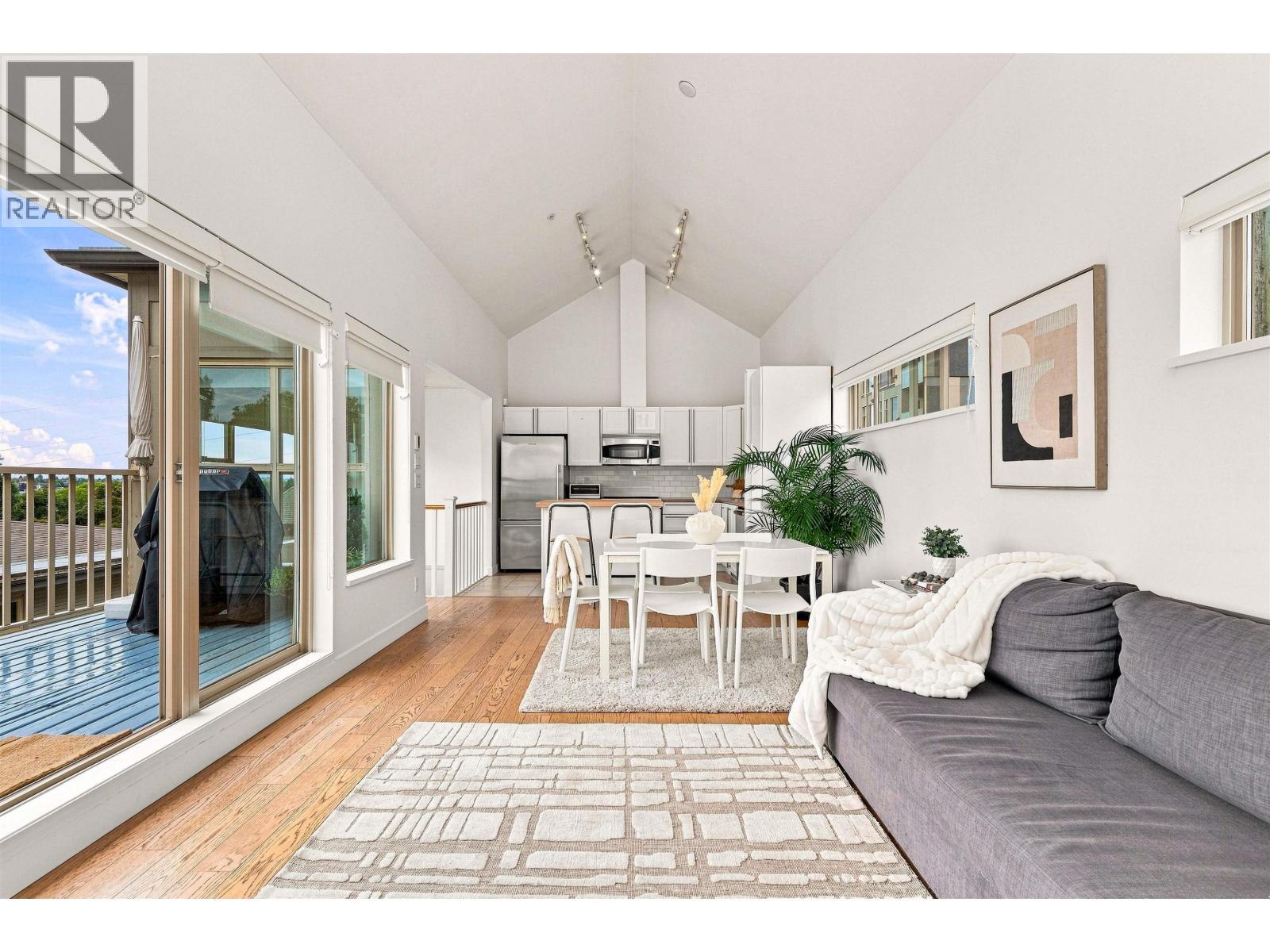 19 3737 Pender Street Property Photo 7