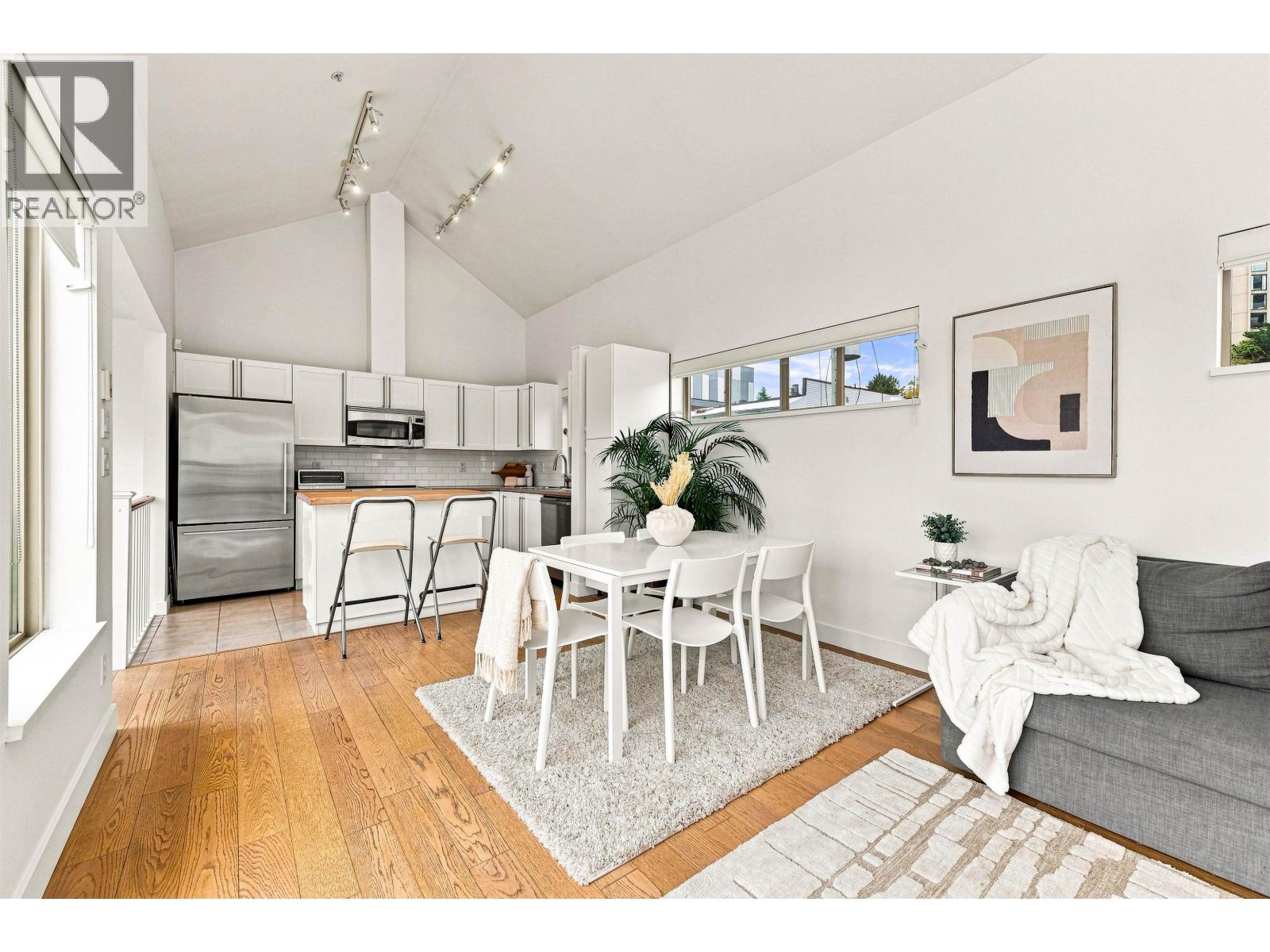 19 3737 Pender Street Property Photo 9