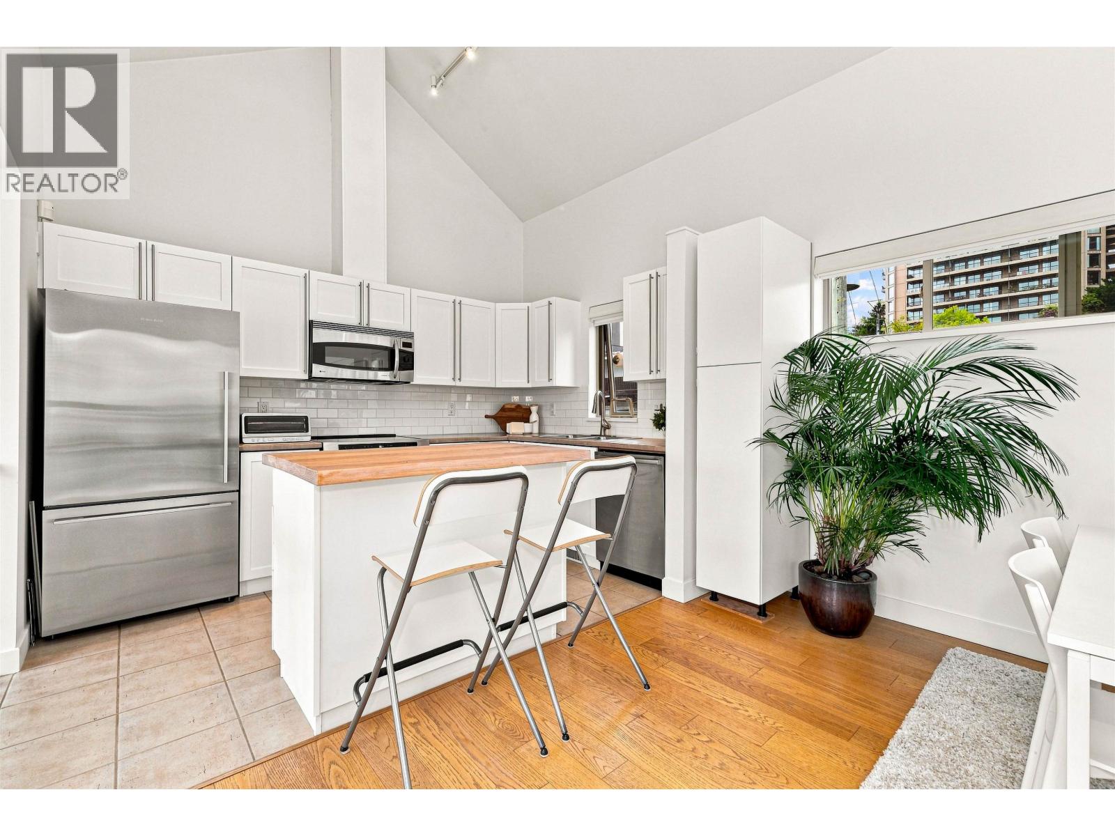 19 3737 Pender Street Property Photo 10
