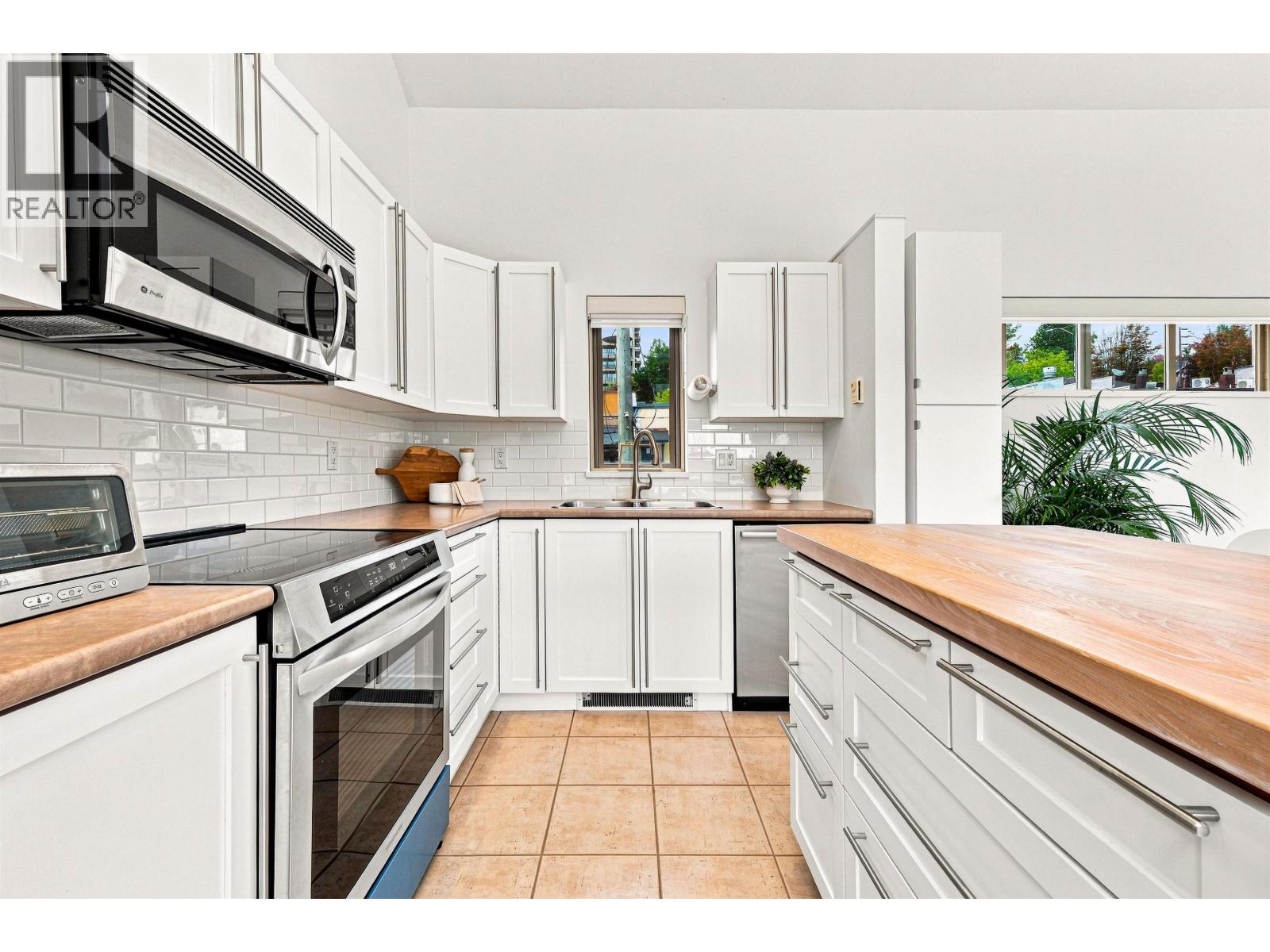19 3737 Pender Street Property Photo 11