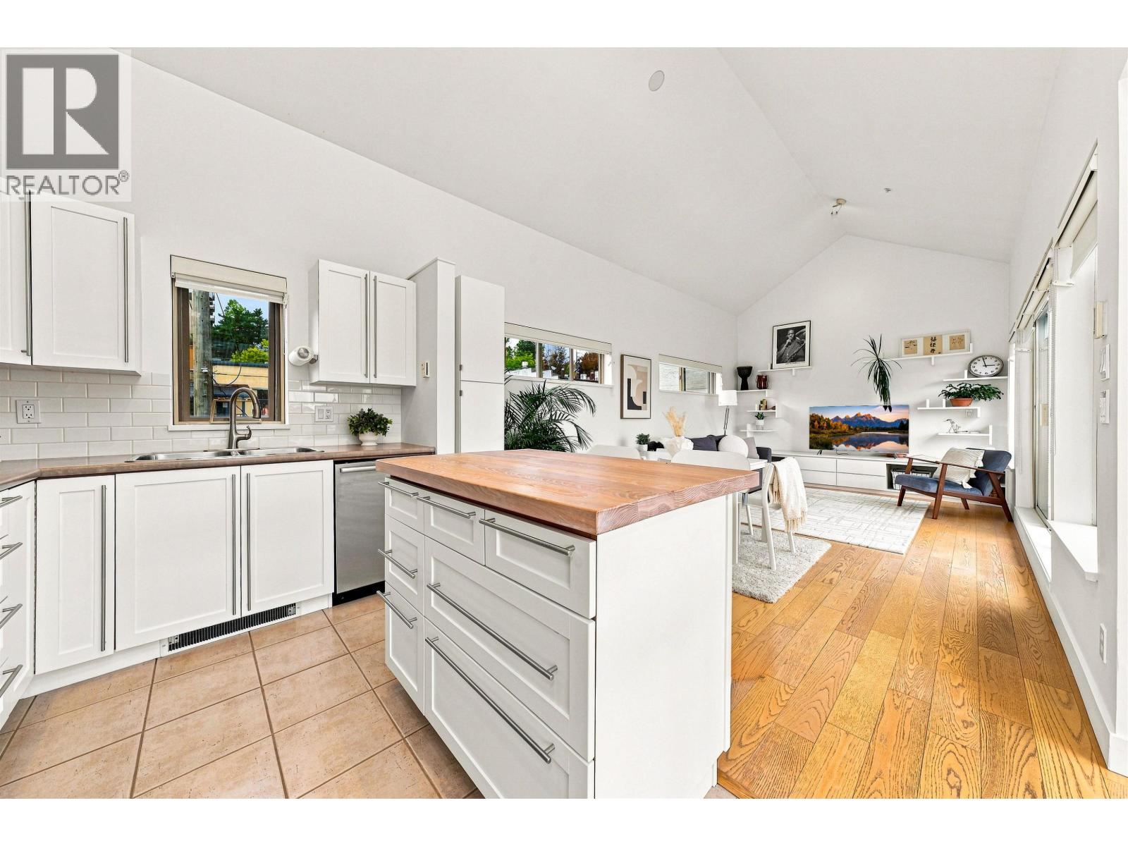 19 3737 Pender Street Property Photo 12