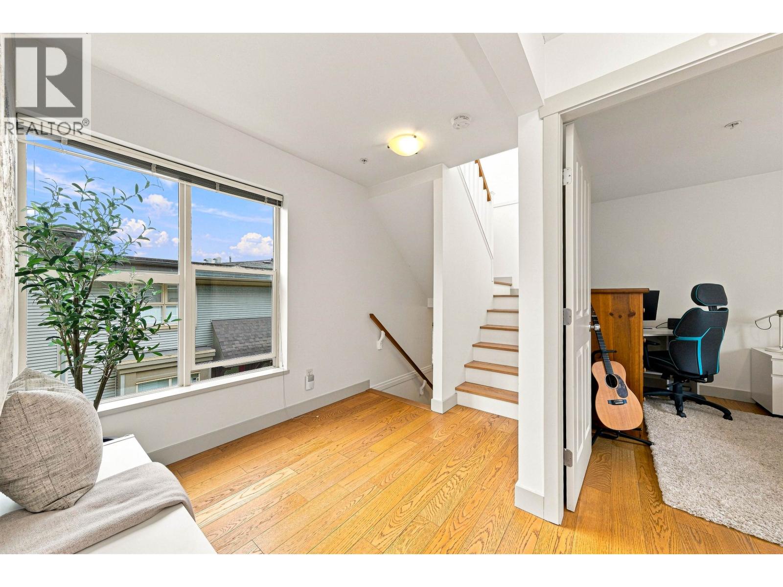 19 3737 Pender Street Property Photo 22