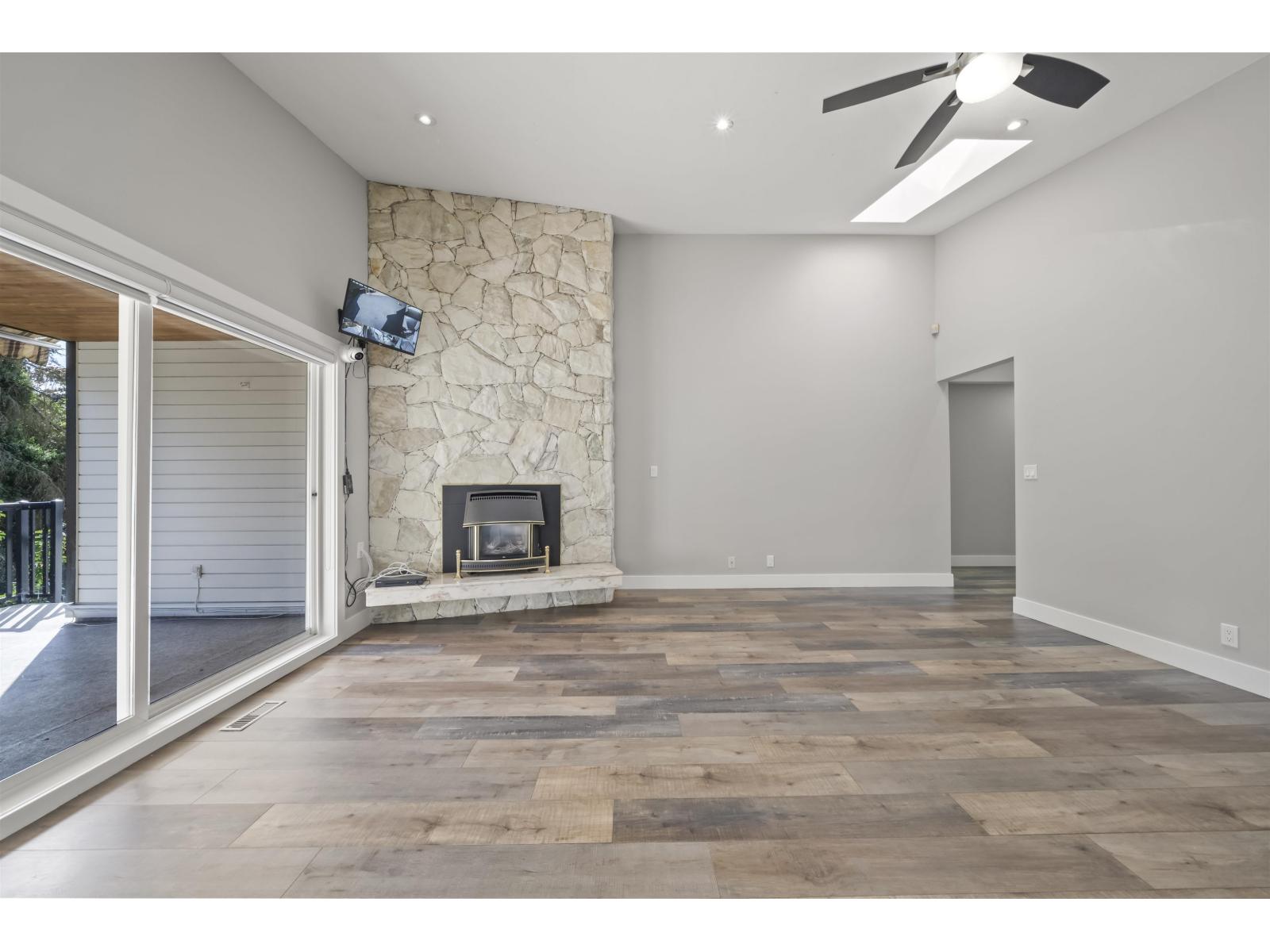 18018 60 Avenue Property Photo 5