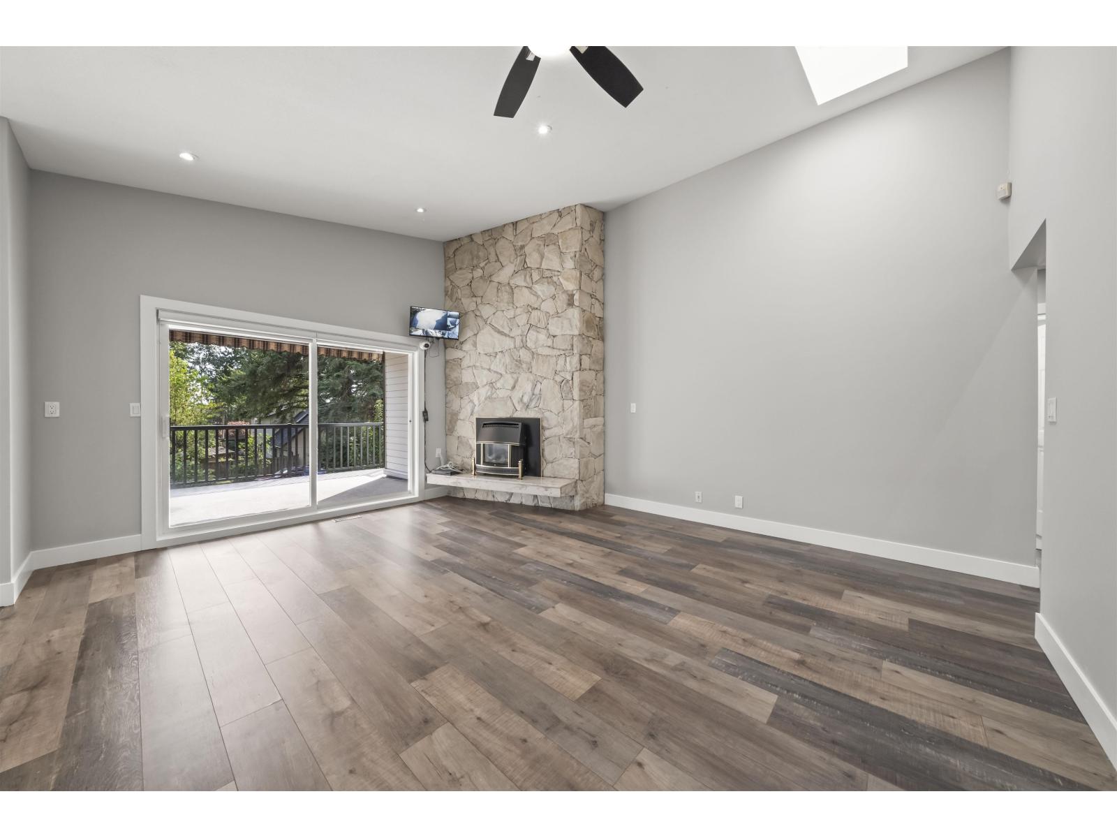 18018 60 Avenue Property Photo 6