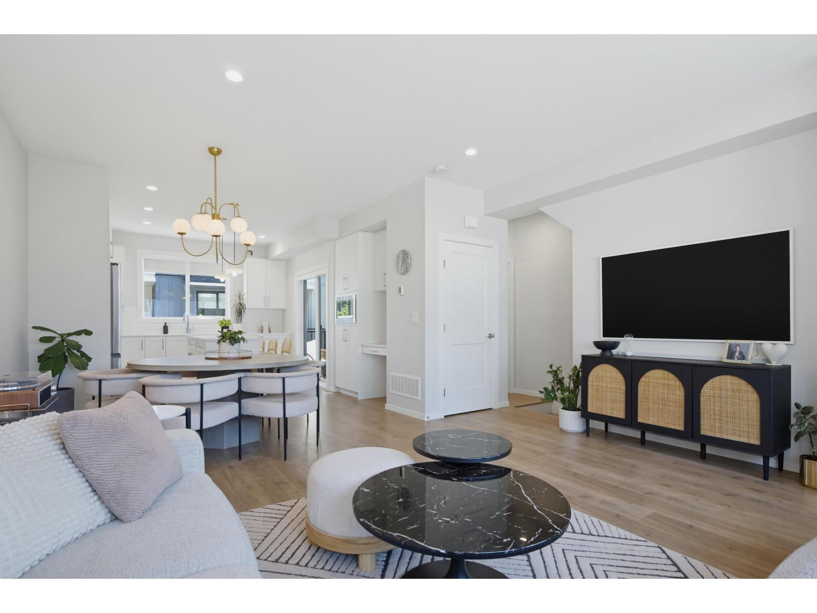 8 1871 165a Street Property Photo 6