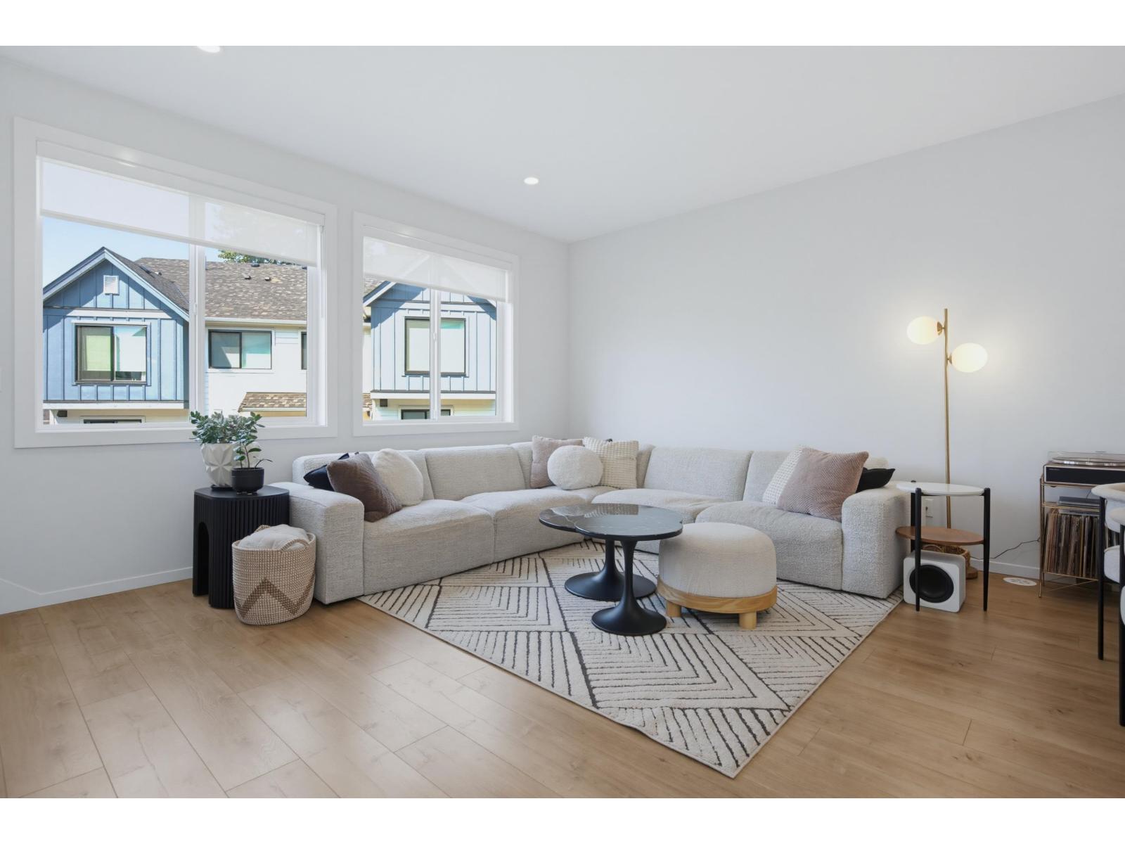 8 1871 165a Street Property Photo 8