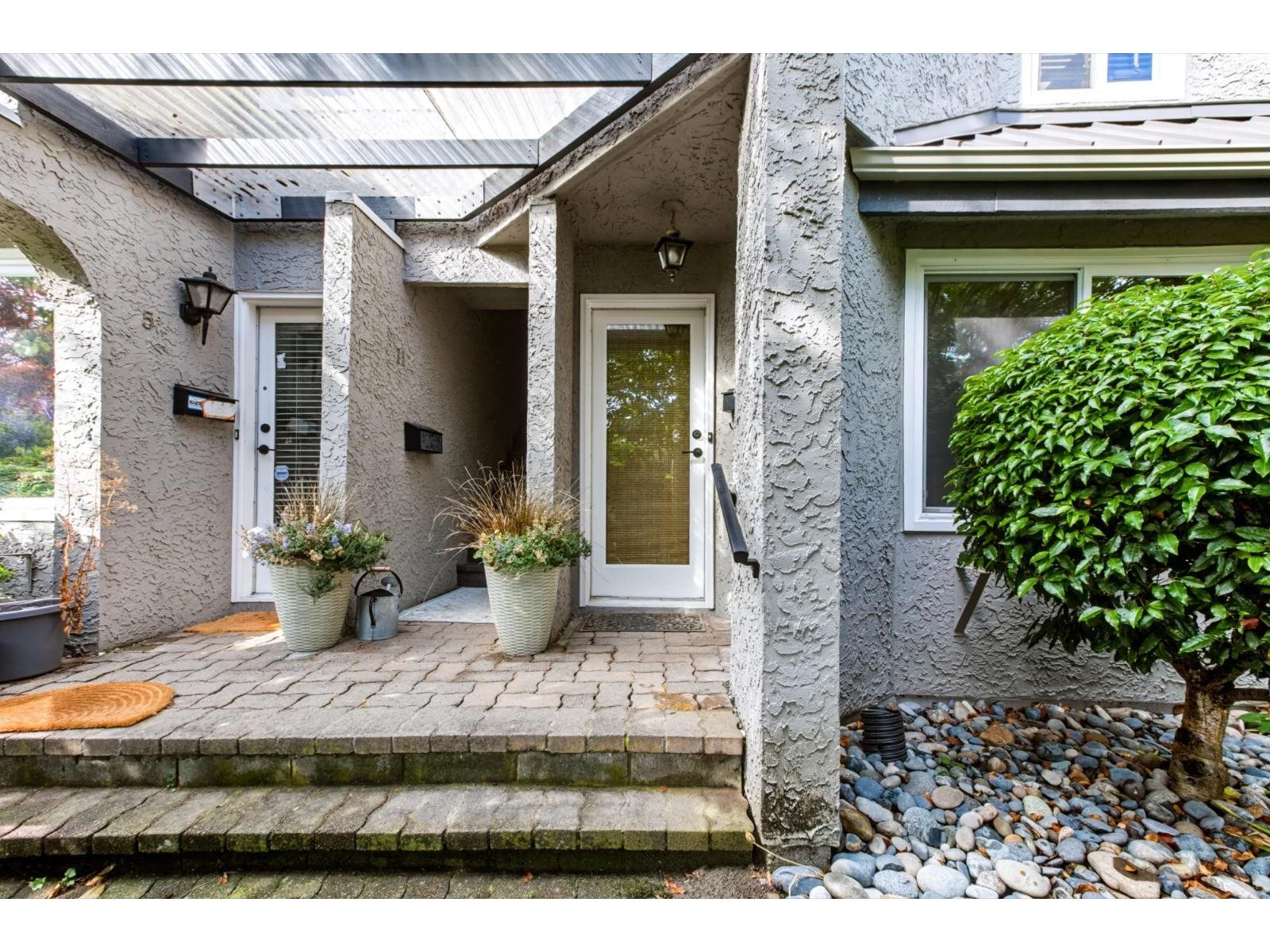 4 15971 Marine Drive Property Photo 1