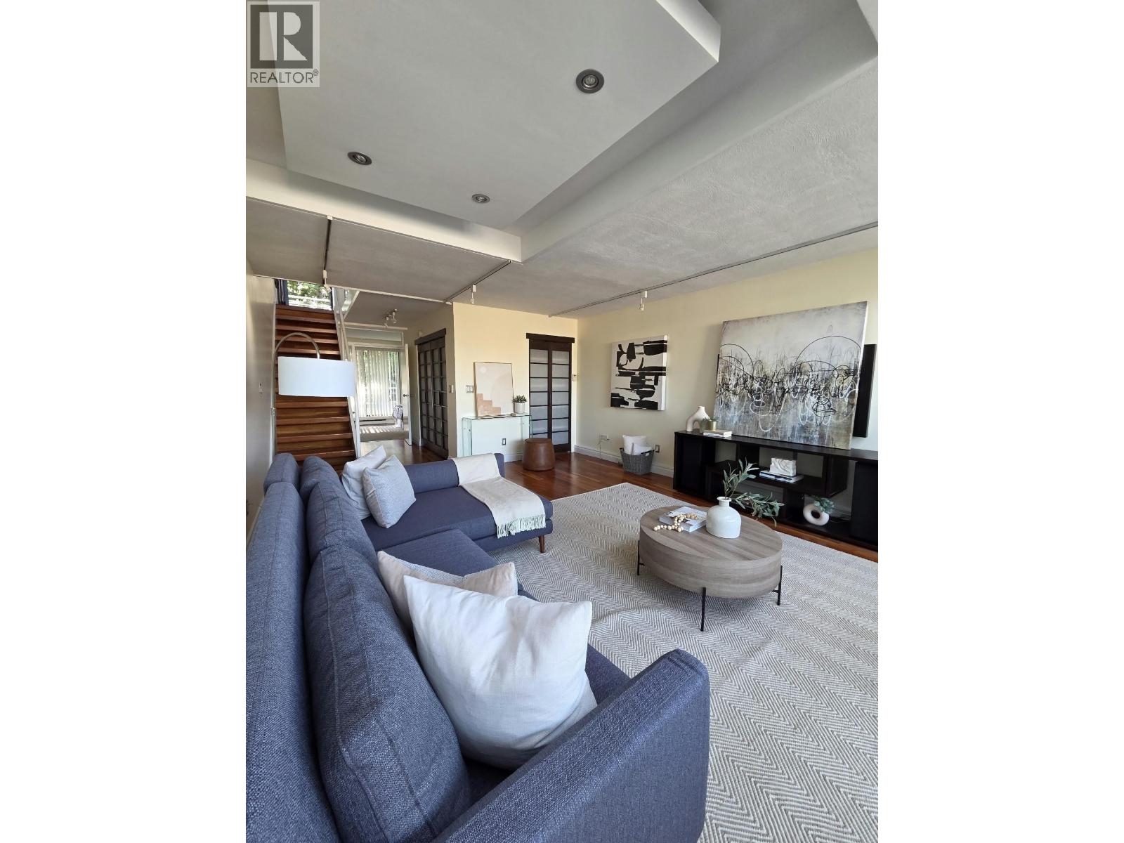 313 674 Leg In Boot Square Property Photo 10