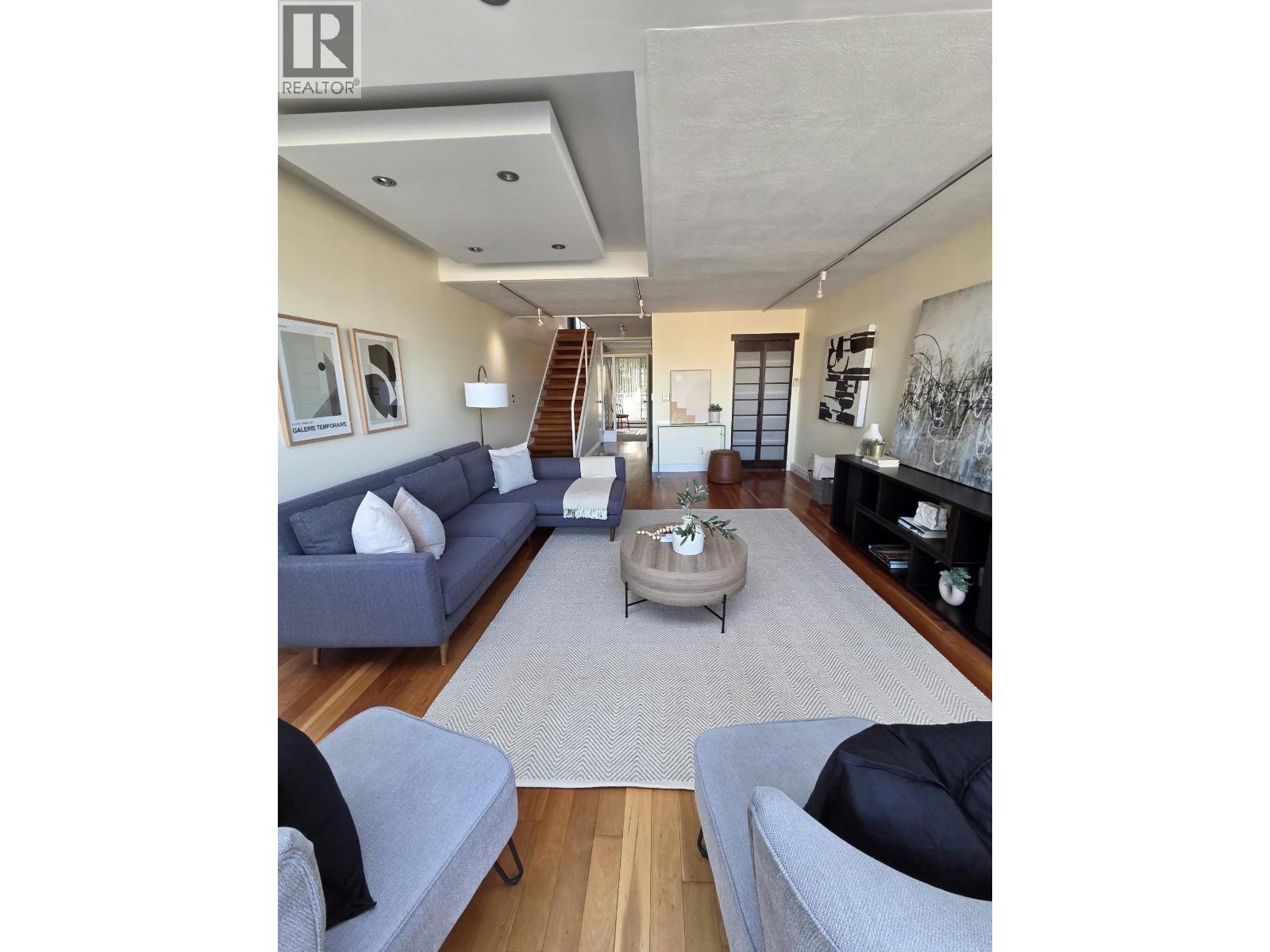 313 674 Leg In Boot Square Property Photo 11