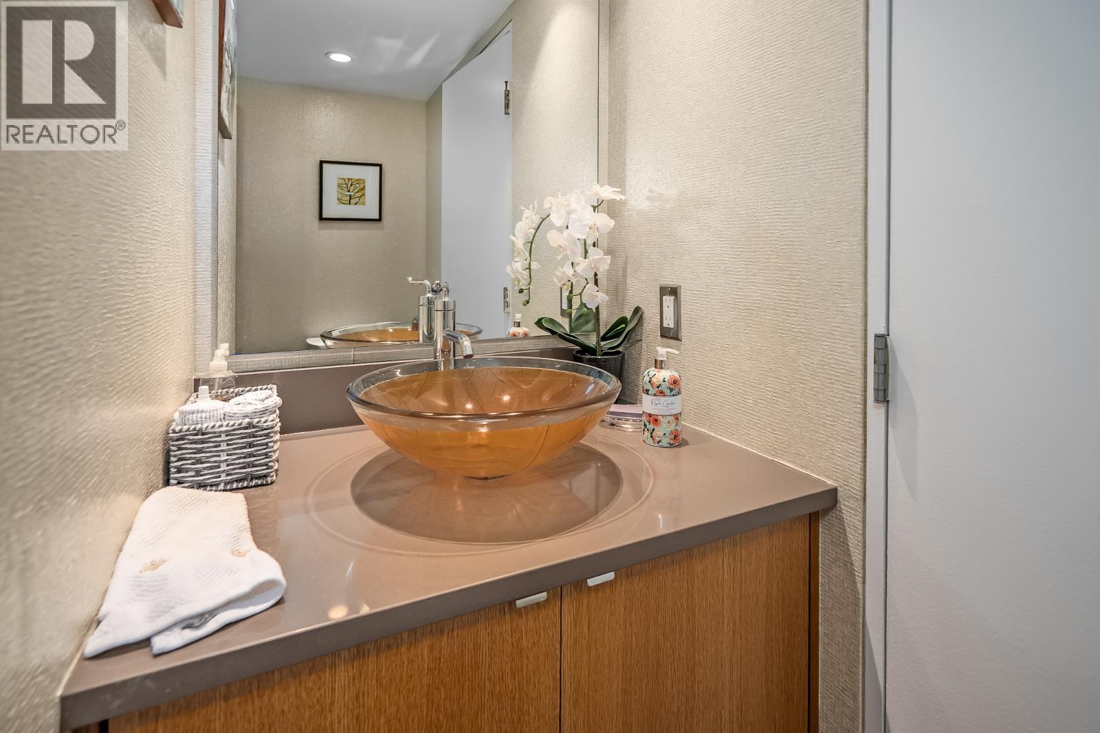 313 674 Leg In Boot Square Property Photo 25