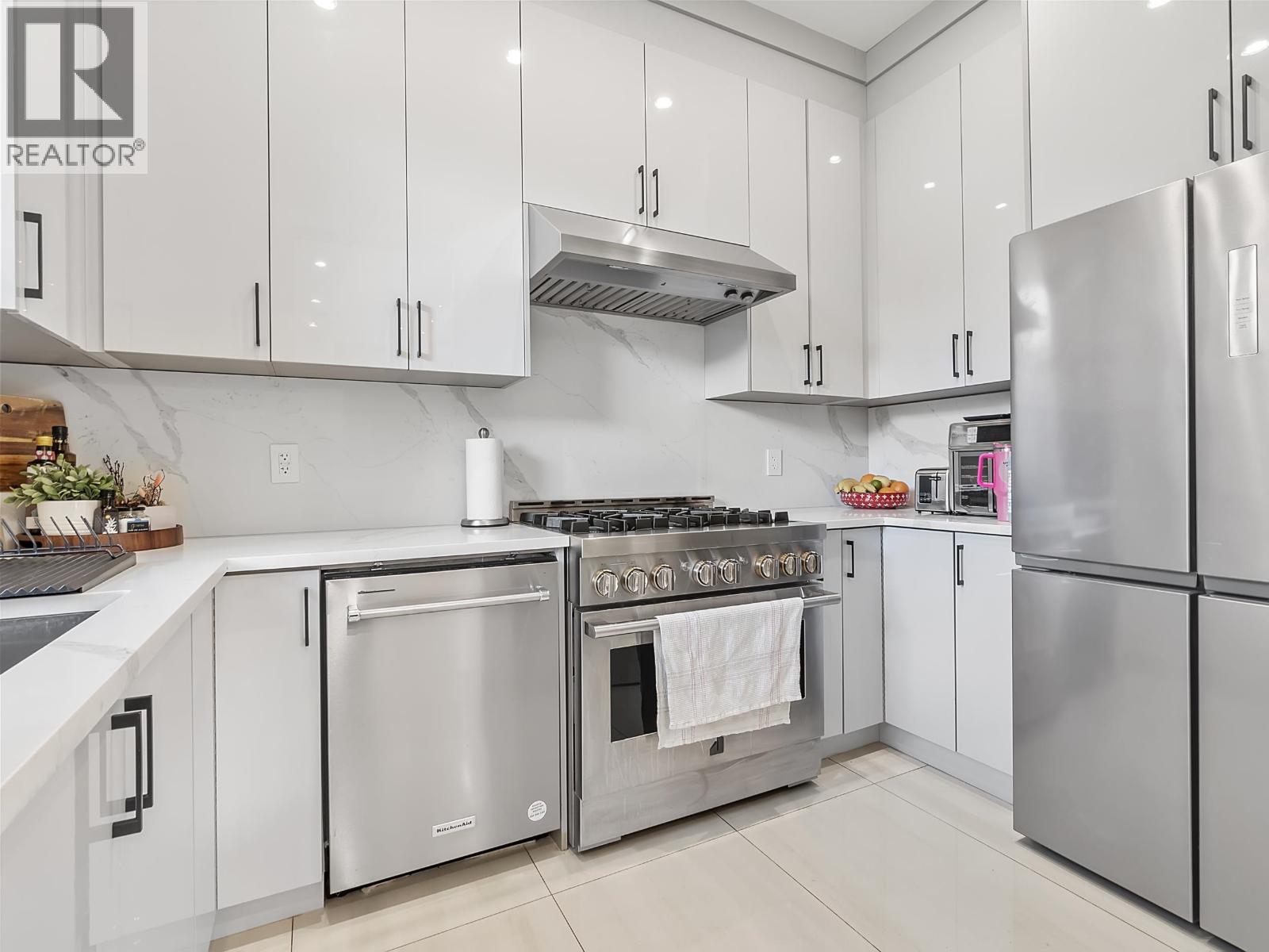 9591 Florimond Road Property Photo 14