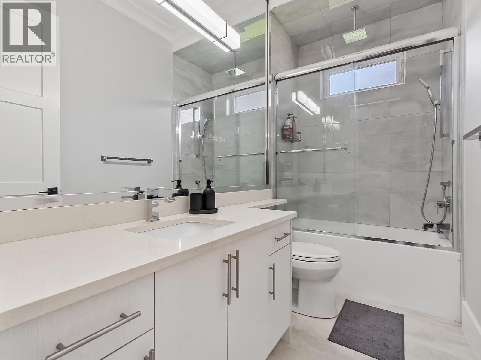 9591 Florimond Road Property Photo 18