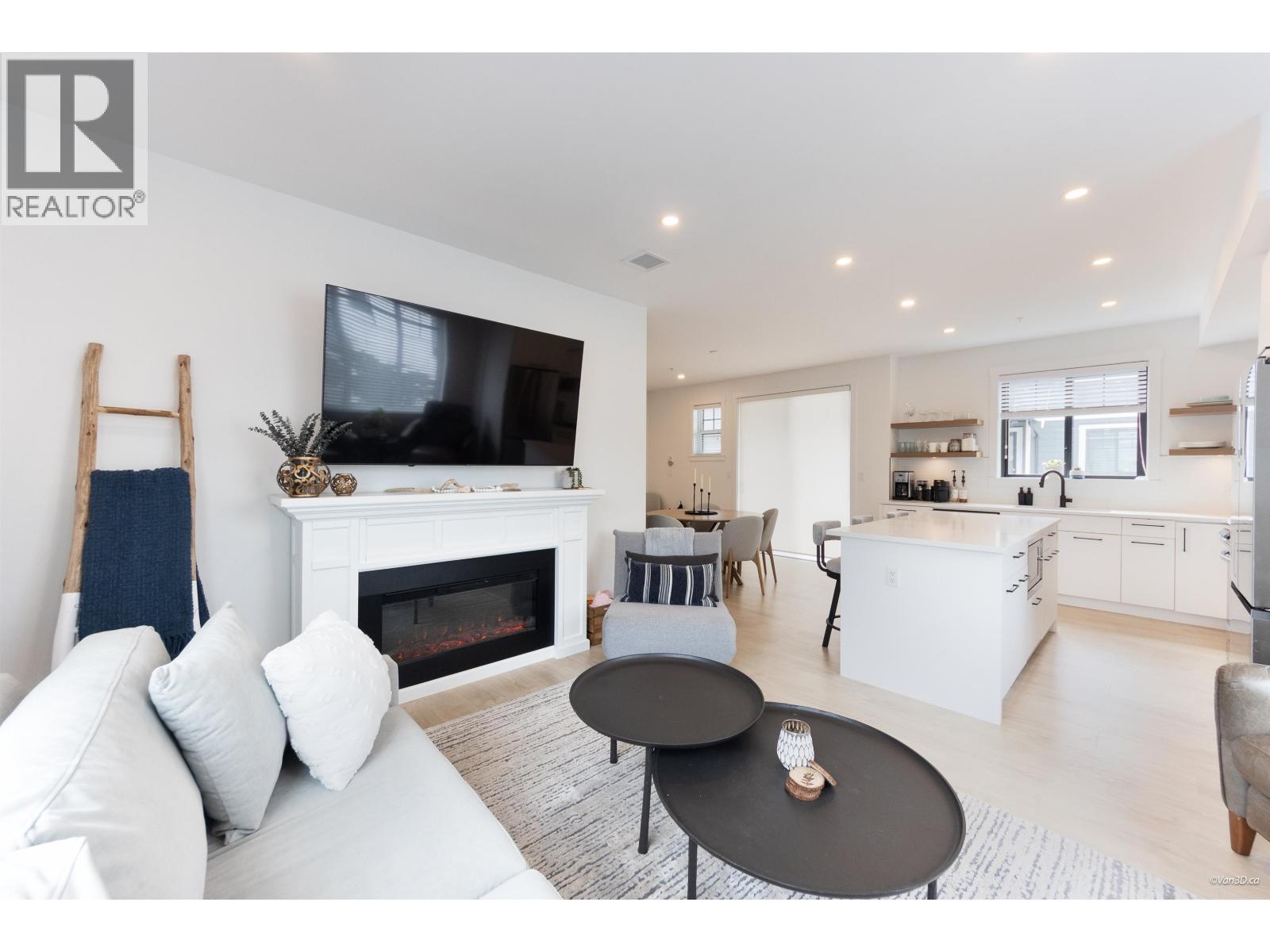 23 12018 237 Street Property Photo 2