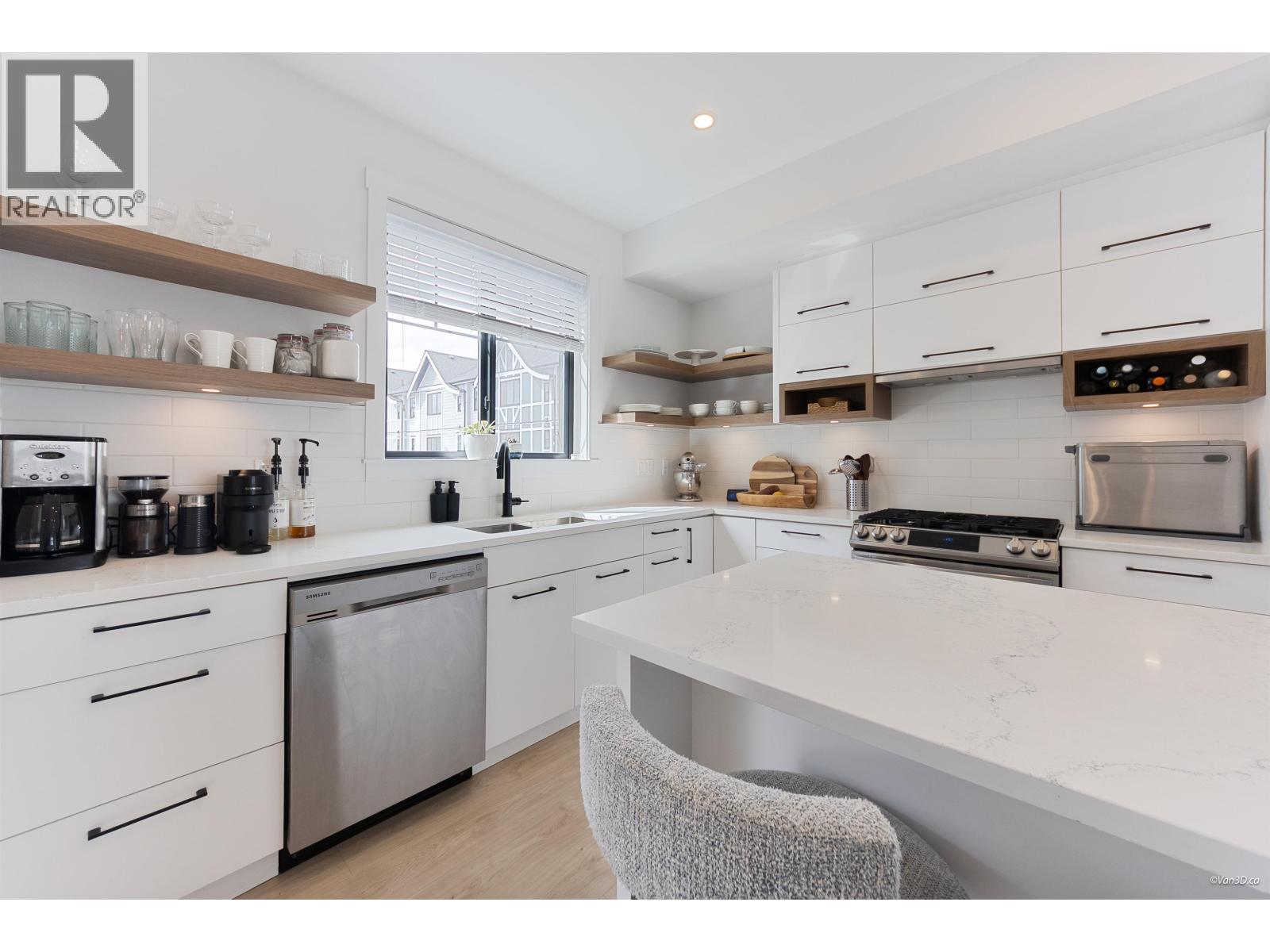 23 12018 237 Street Property Photo 6